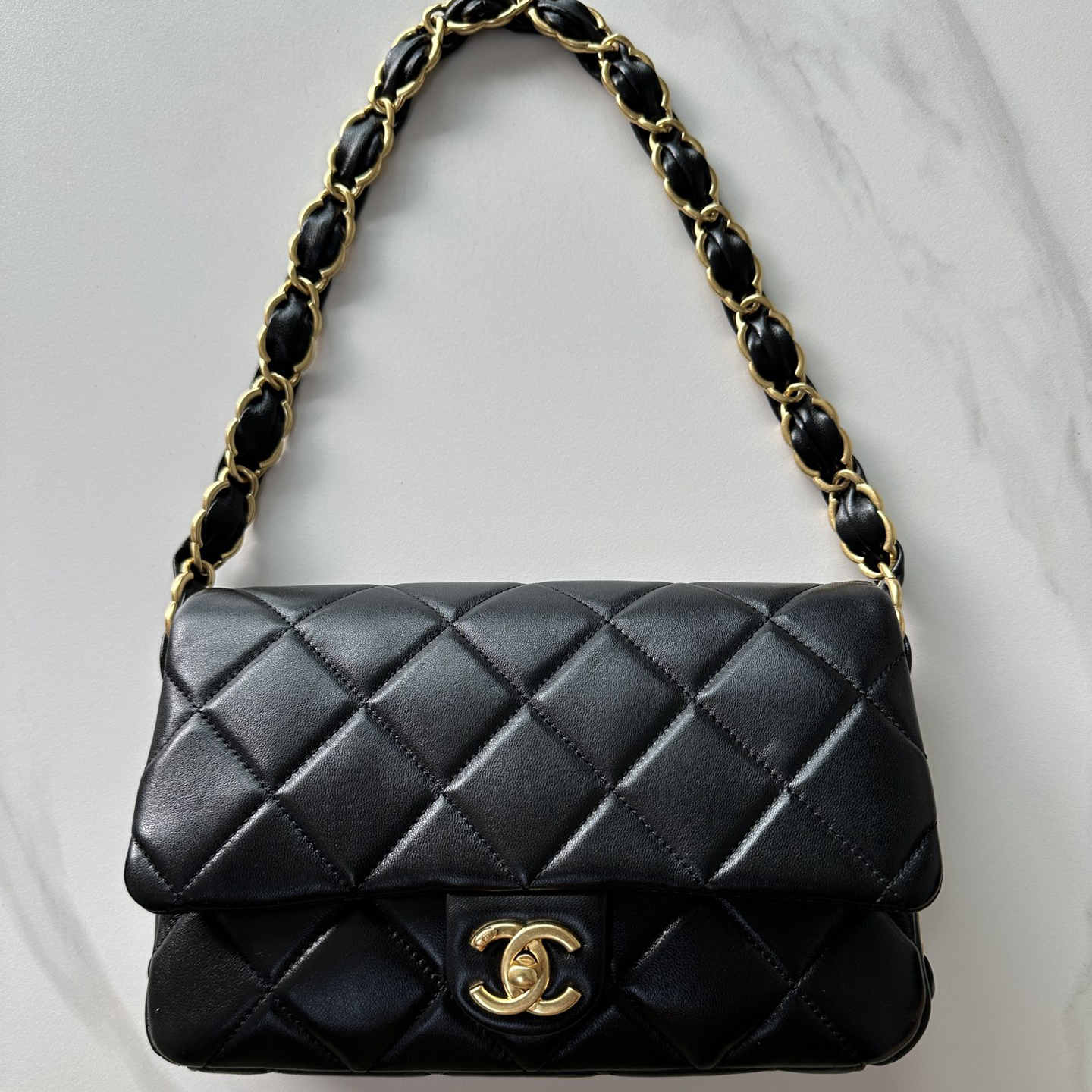 Top version Chanel Sheepskin original chain shoulder bag