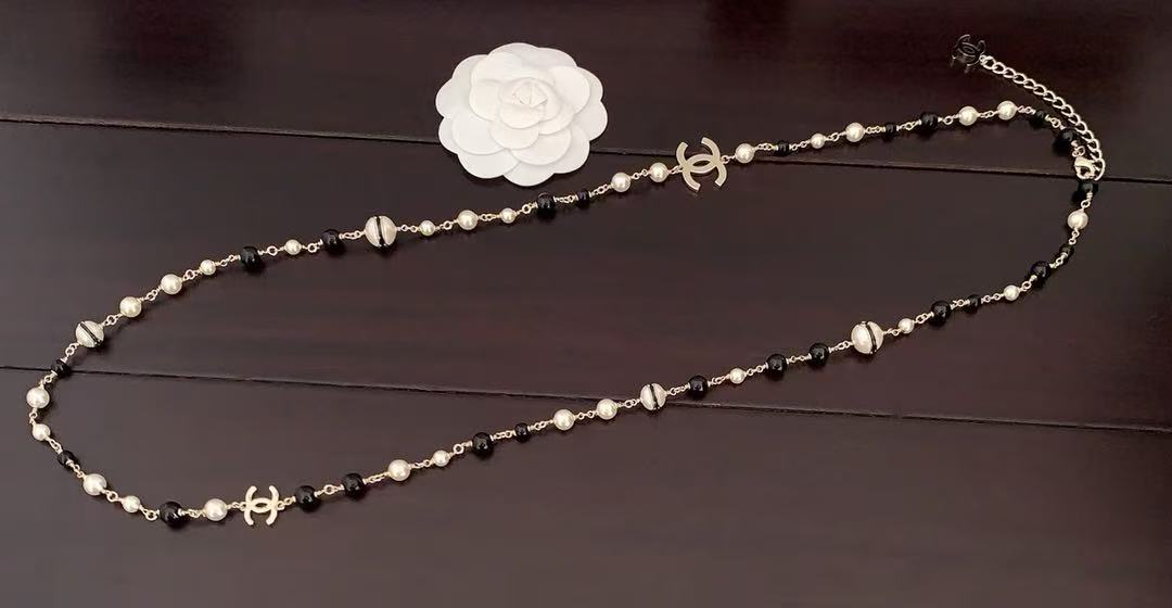 Chanel black and white pearl necklace