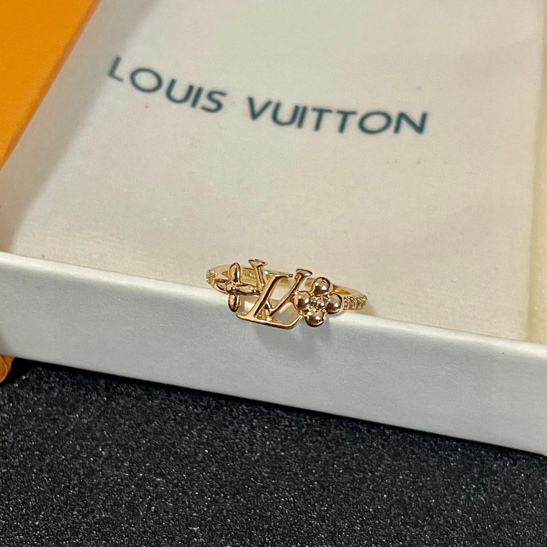 The new Louis Vuitton presbyopia letter ring is exquisite and sparkling