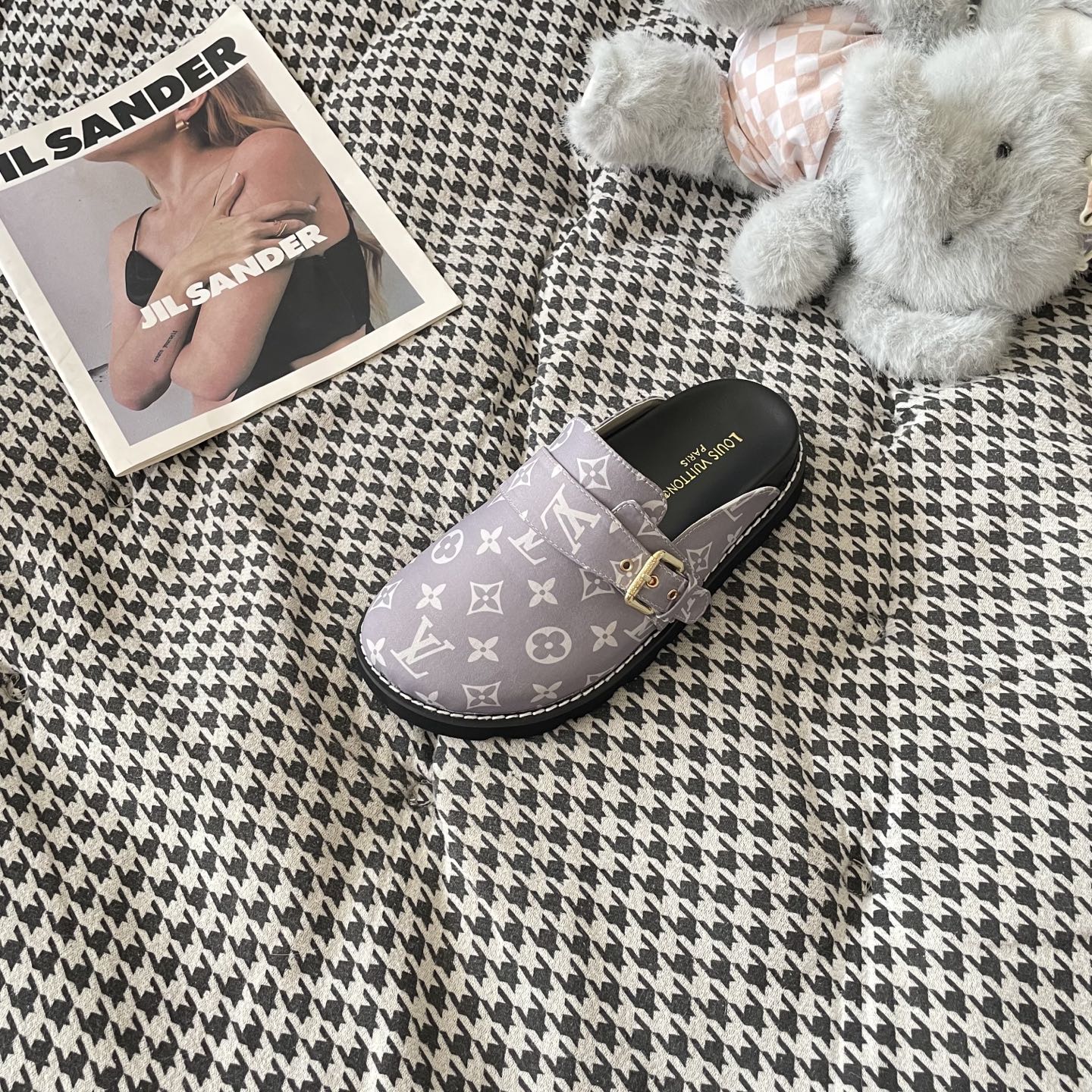 LV couple closed toe slippers