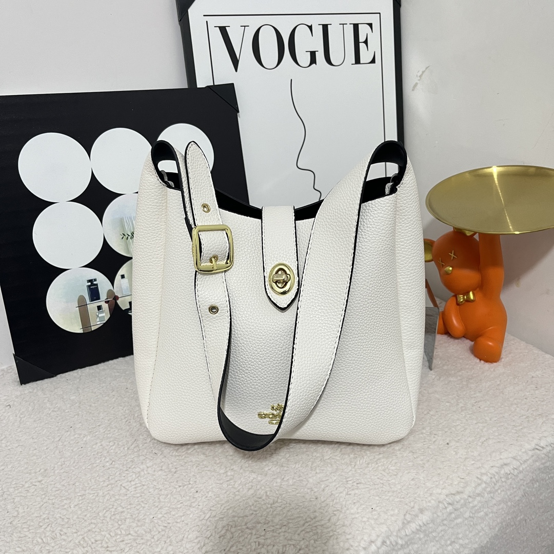 Coach shoulder handbag is simple and versatile
