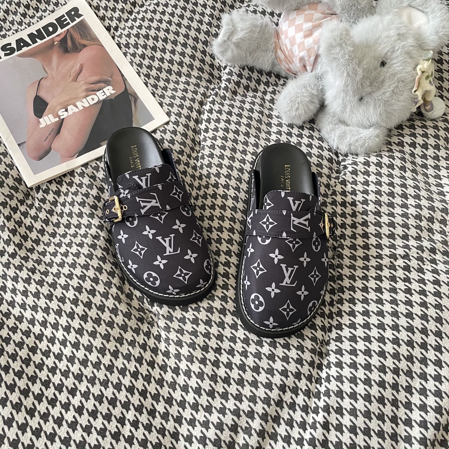 LV couple closed toe slippers