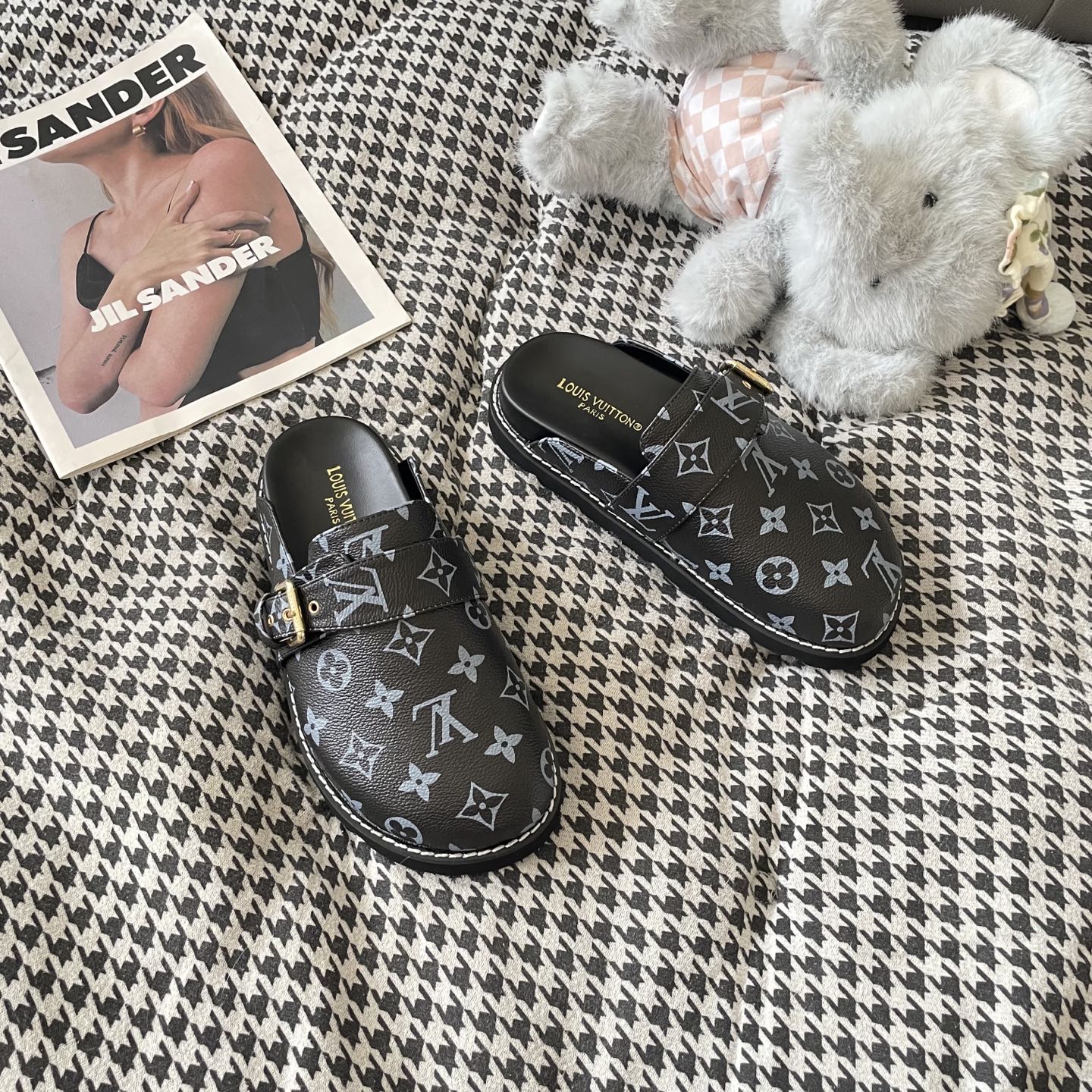 LV couple closed toe slippers