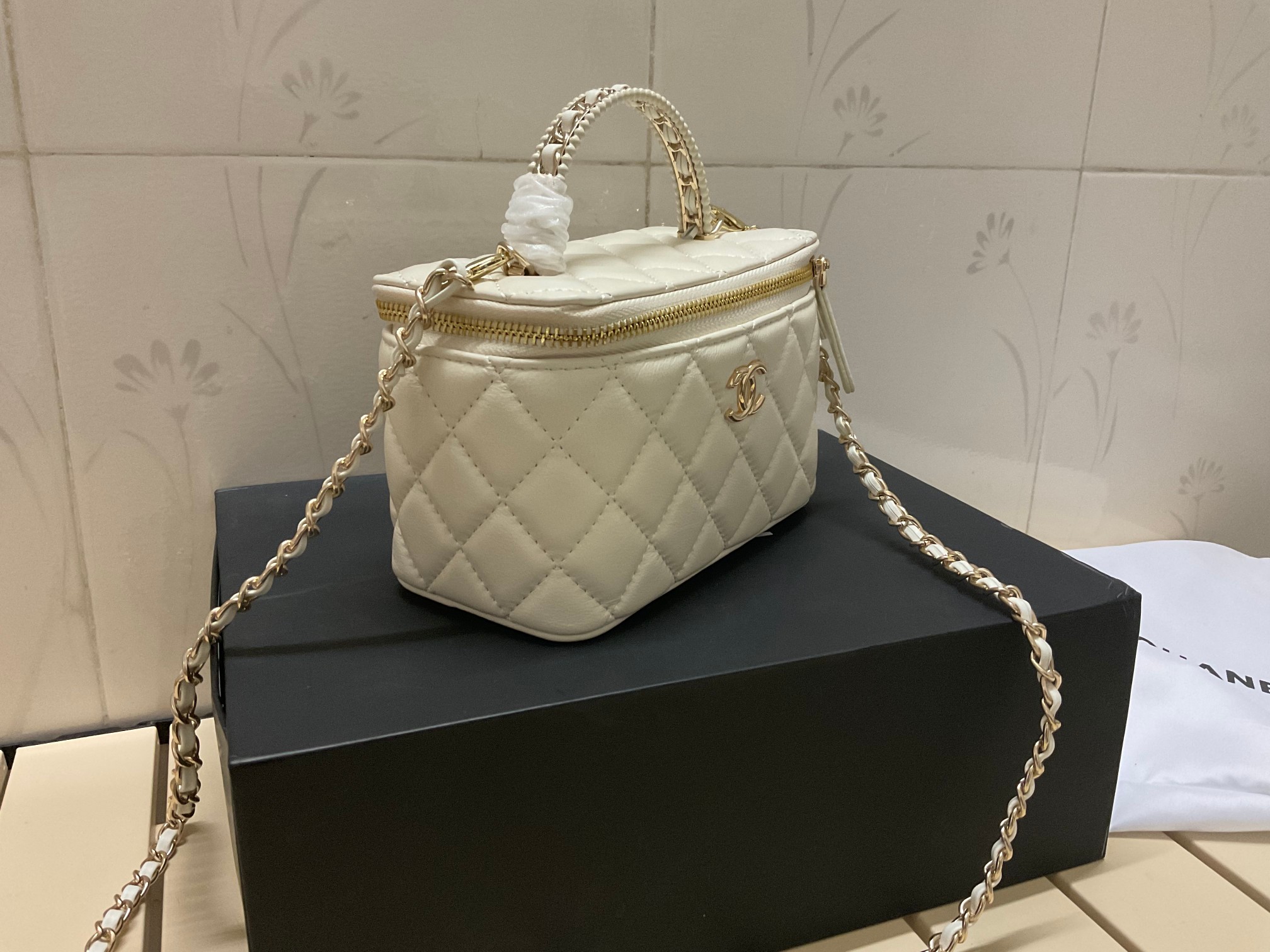 Chanel chain crossbody shoulder bag