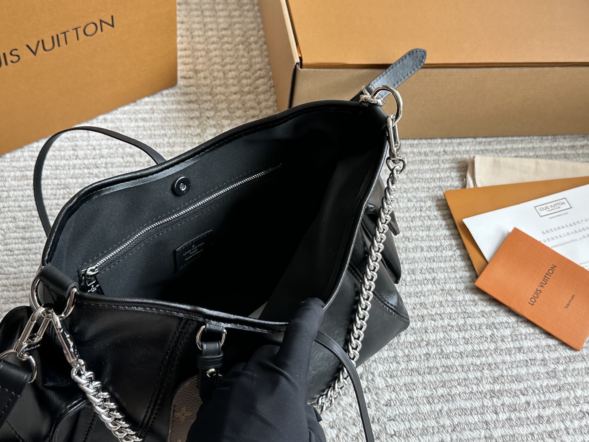 LV CARRYALLDARK Medium Handbag