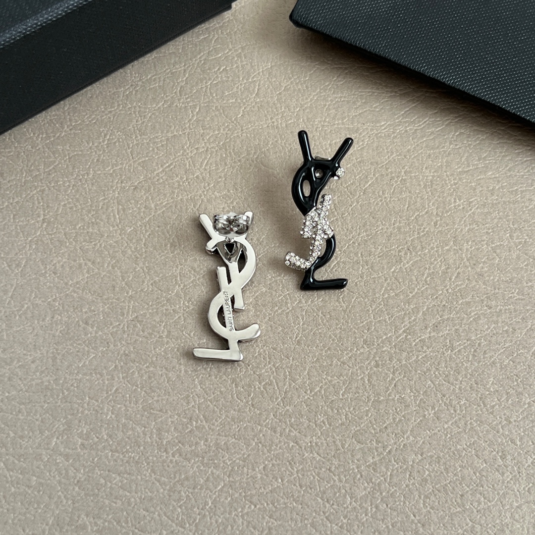 High-end light luxury style fashionable style letter stud earrings texture earrings for women