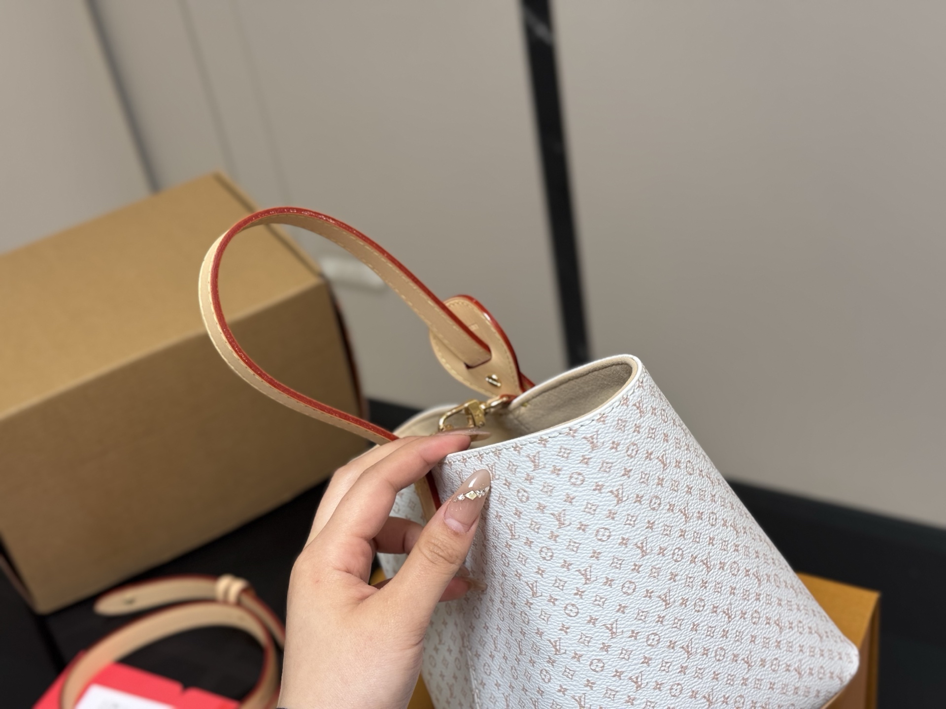 LV shoulder bucket bag