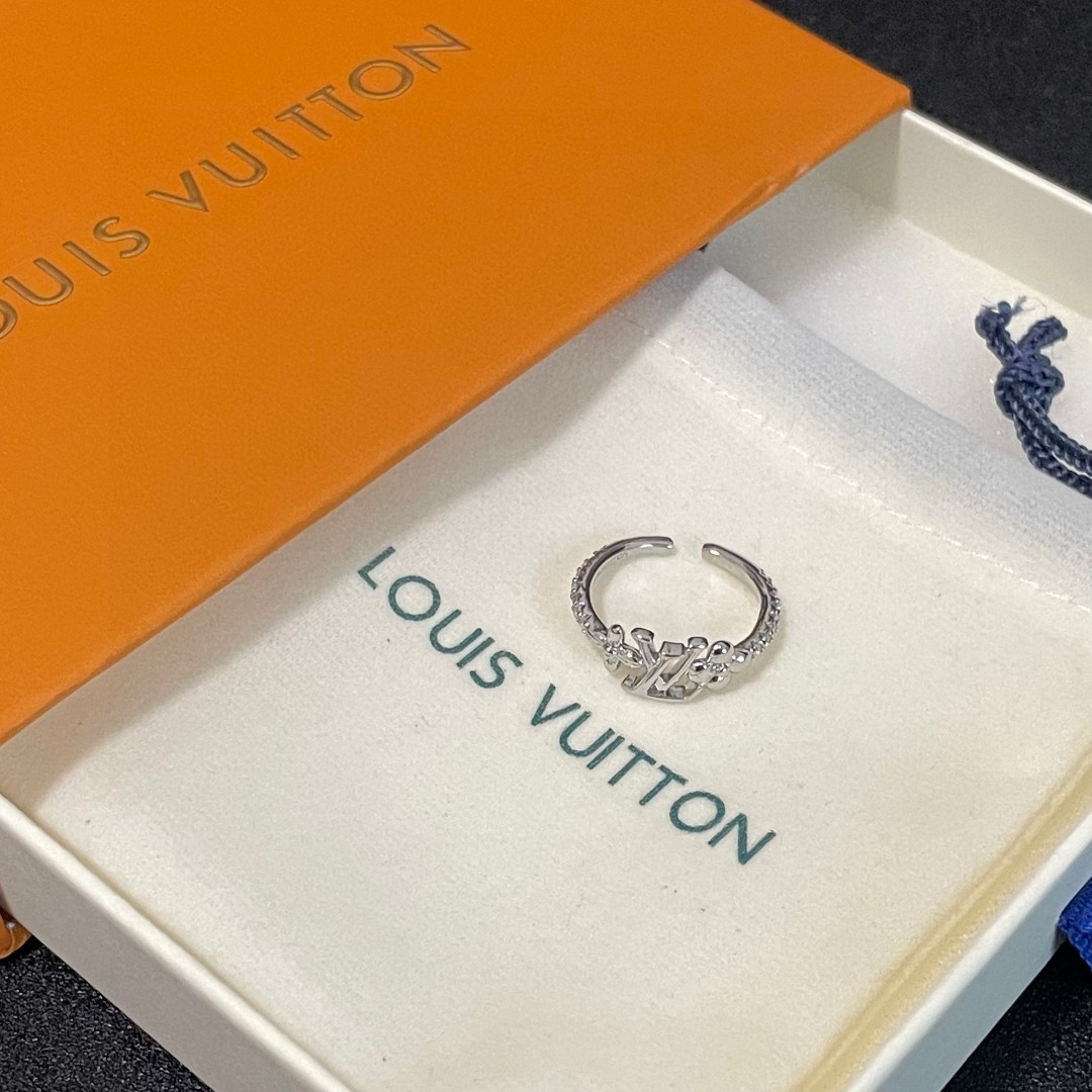 The new Louis Vuitton presbyopia letter ring is exquisite and sparkling