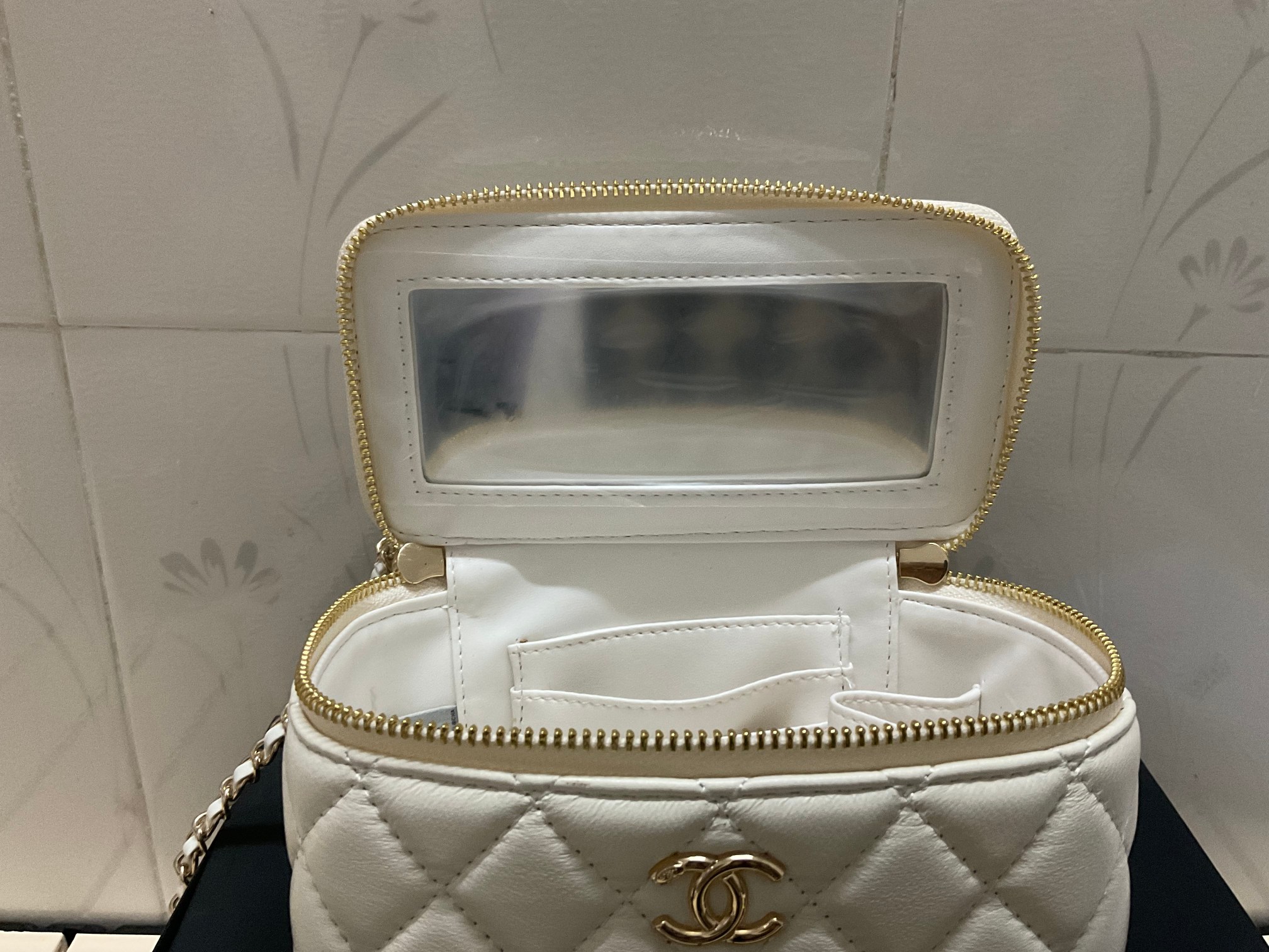 Chanel chain crossbody shoulder bag