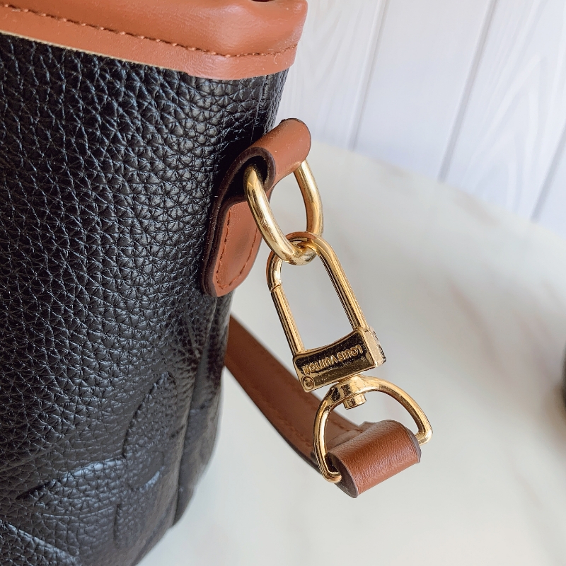 Louis Vuitton's new fashionable and versatile shoulder crossbody bag