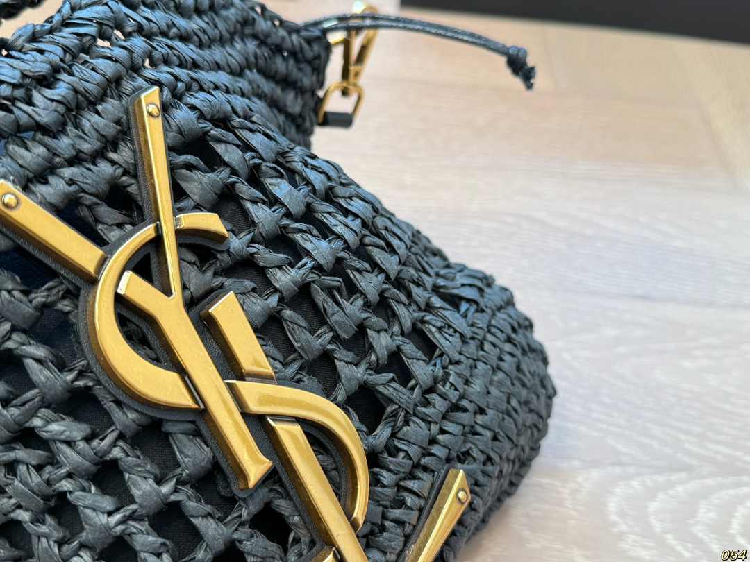 YSL straw bag retro and elegant