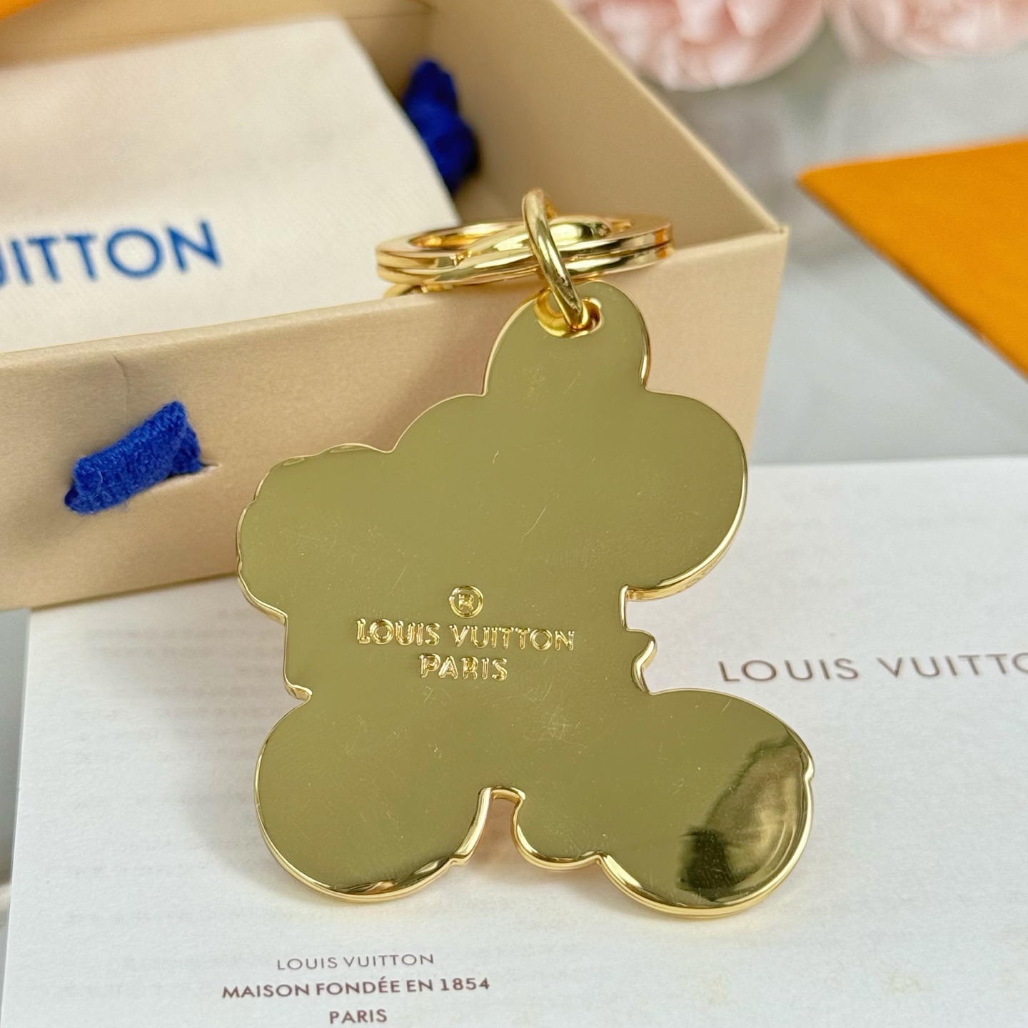 VIVIENNE ON THE COURT keychain