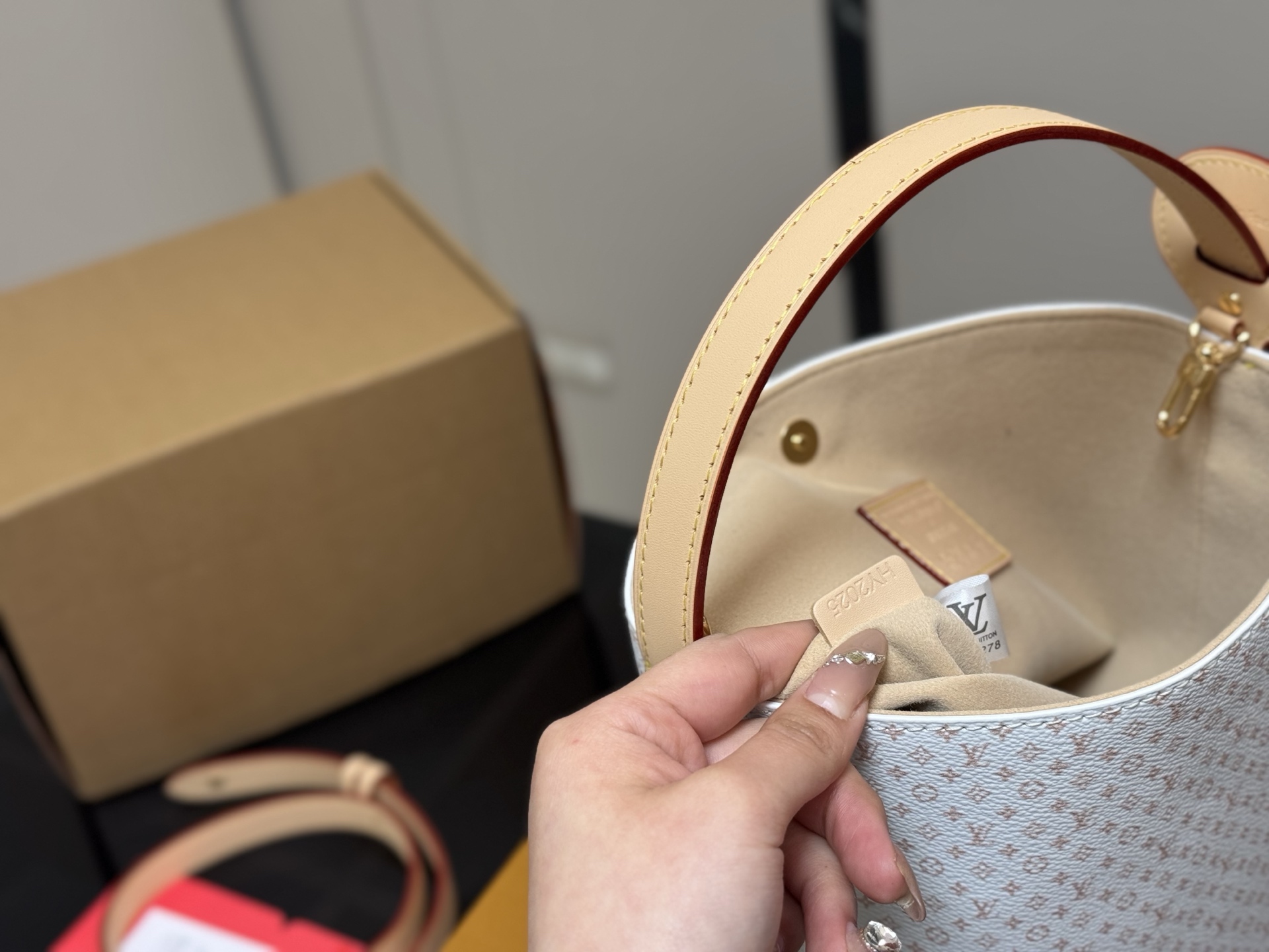 LV shoulder bucket bag