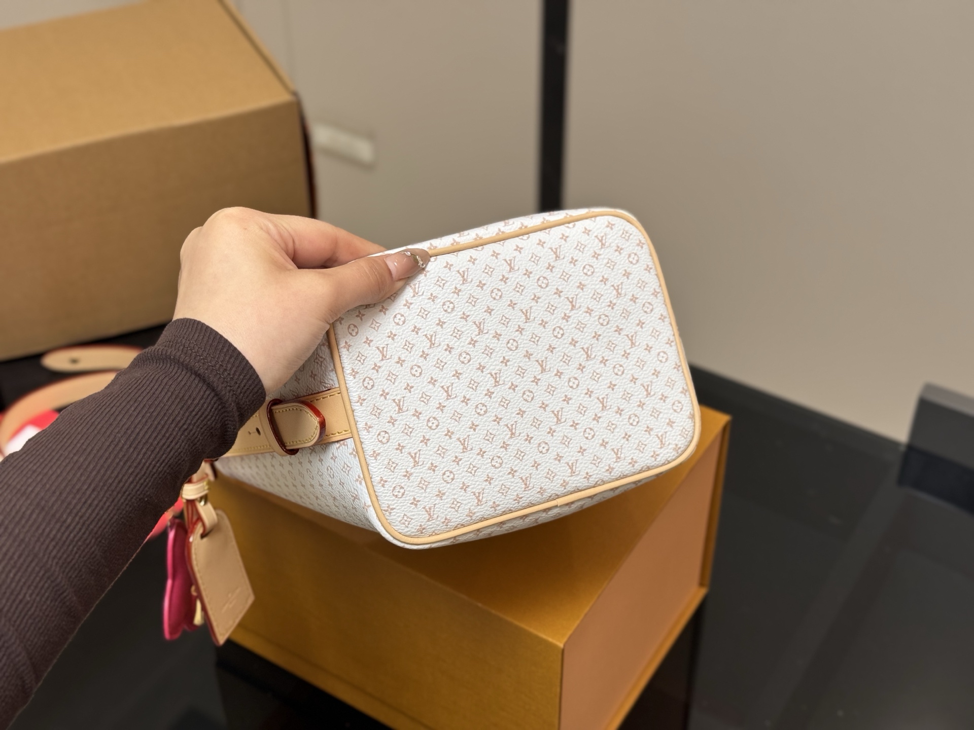 LV shoulder bucket bag