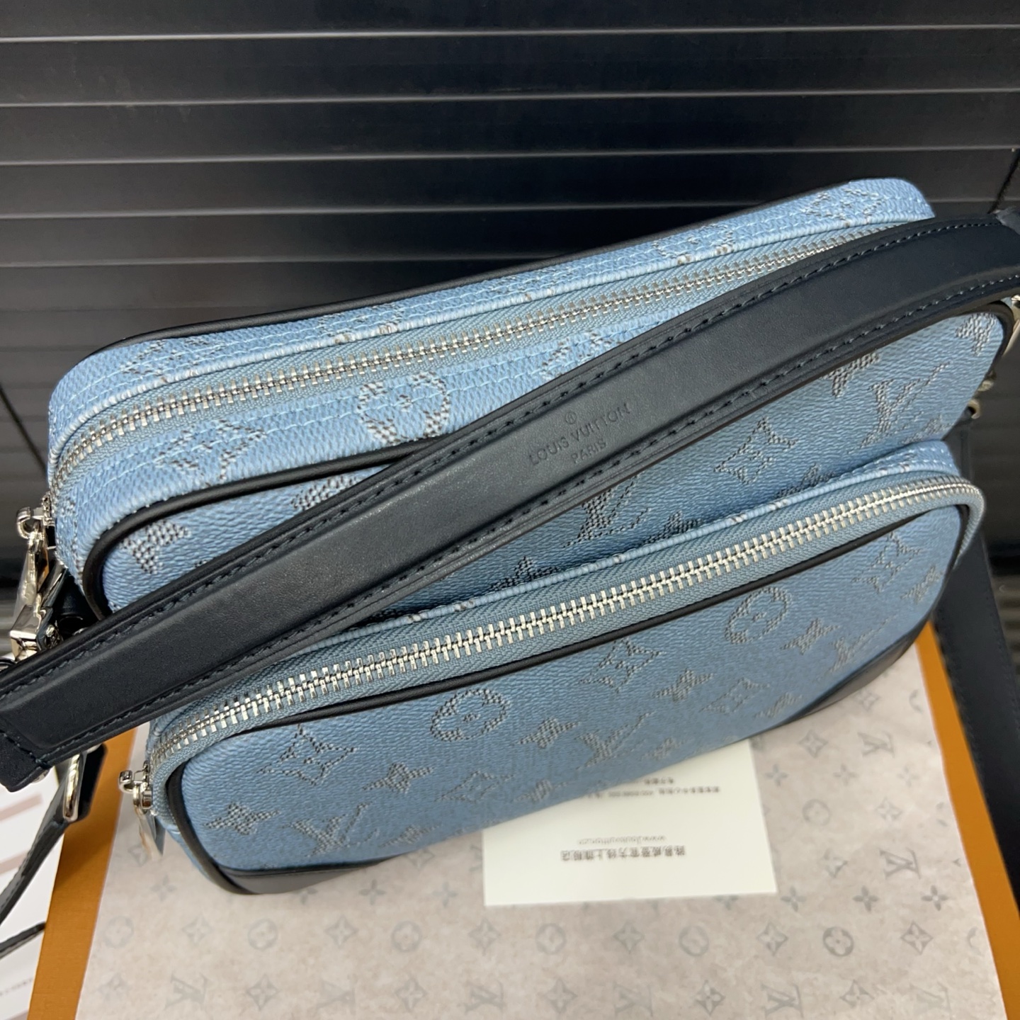 Louisvuitton classic versatile messenger bag