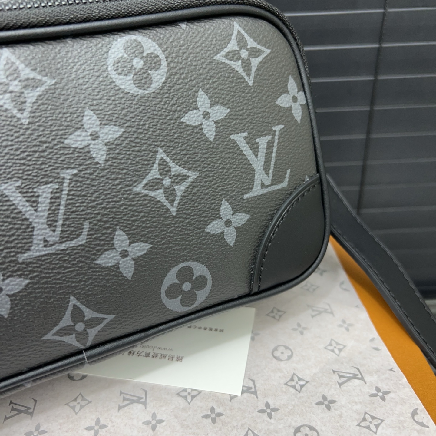 Louisvuitton classic versatile messenger bag