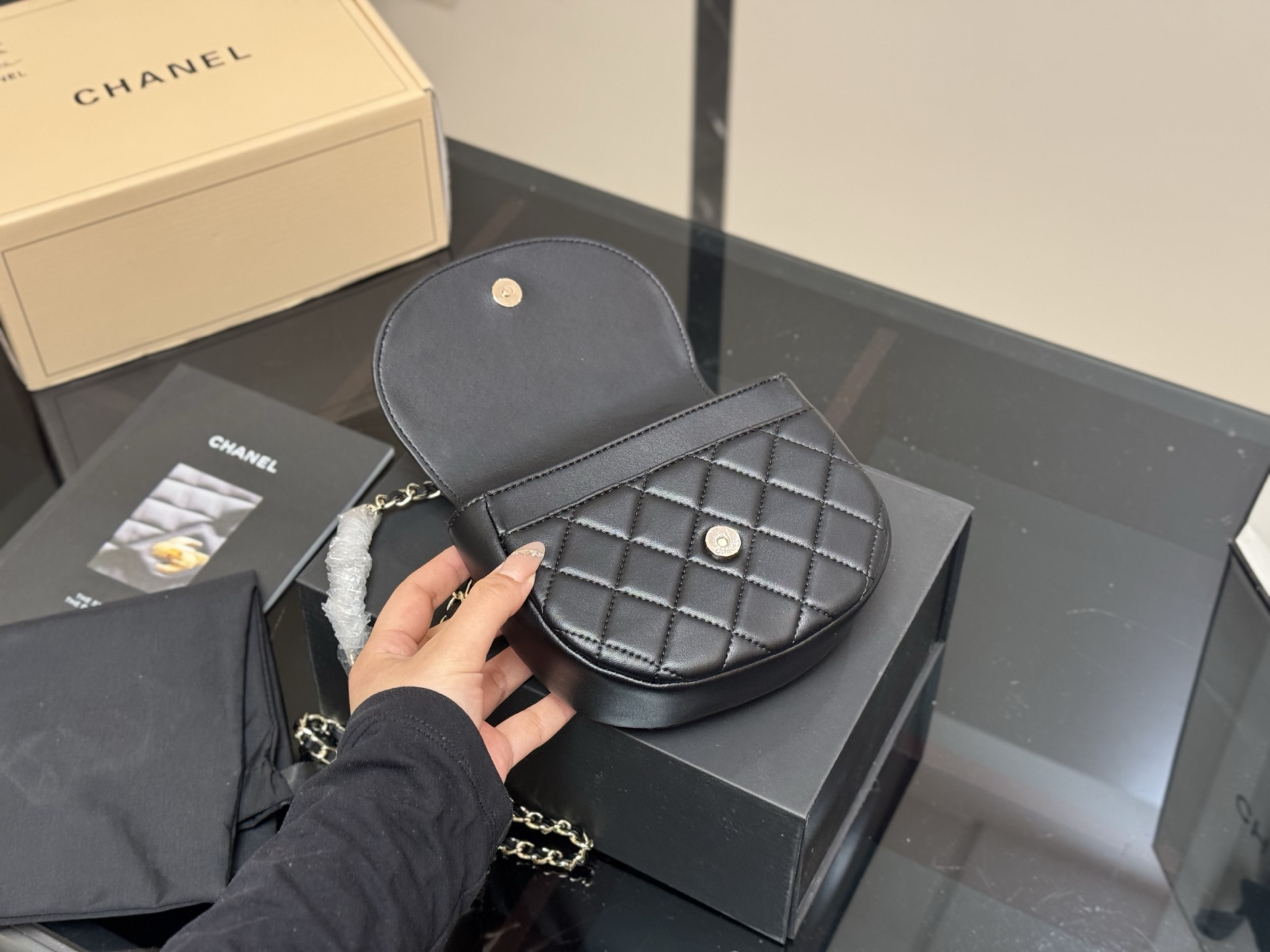 Chanel 25C acrylic handle handbag