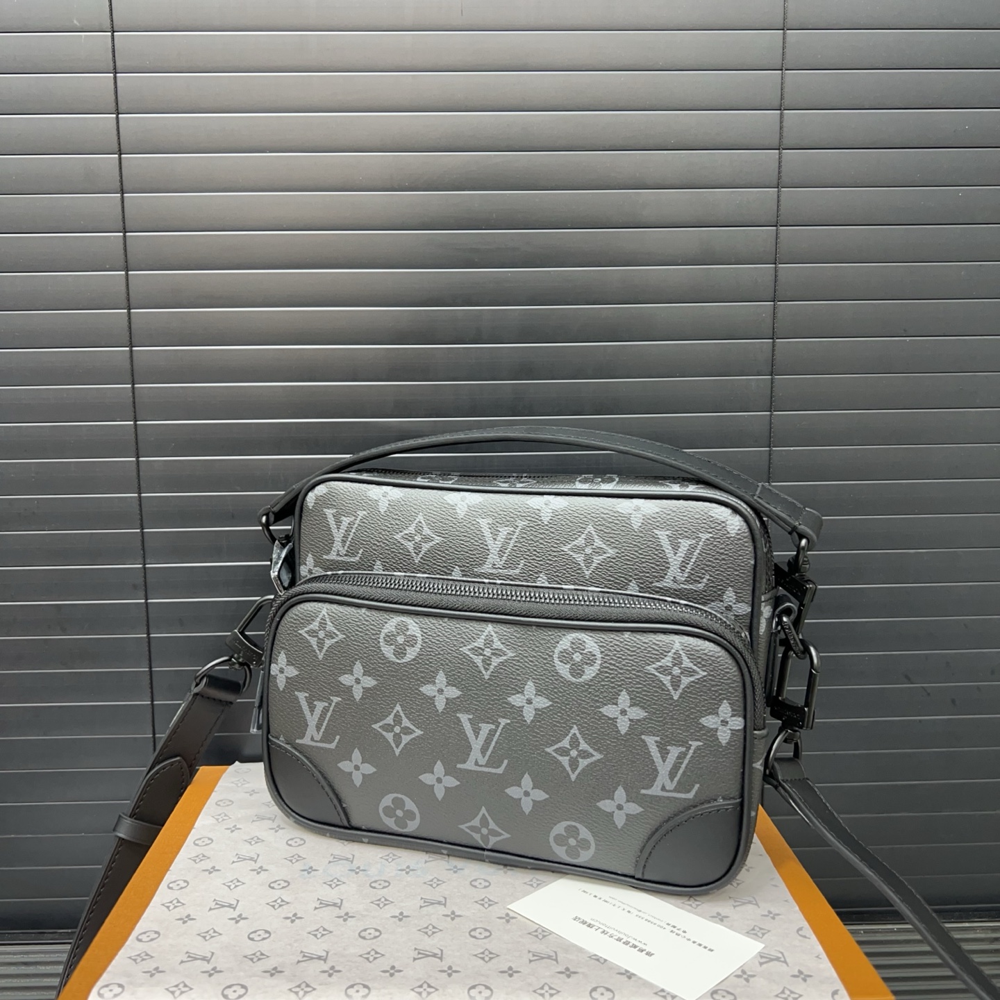 Louisvuitton classic versatile messenger bag