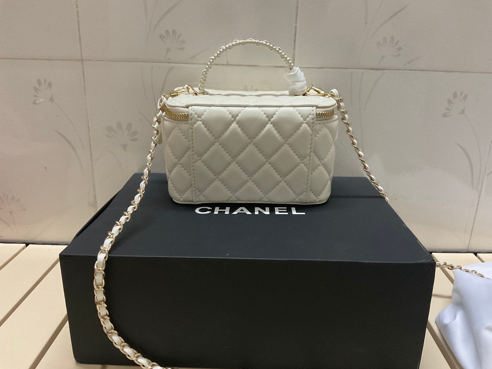 Chanel chain crossbody shoulder bag