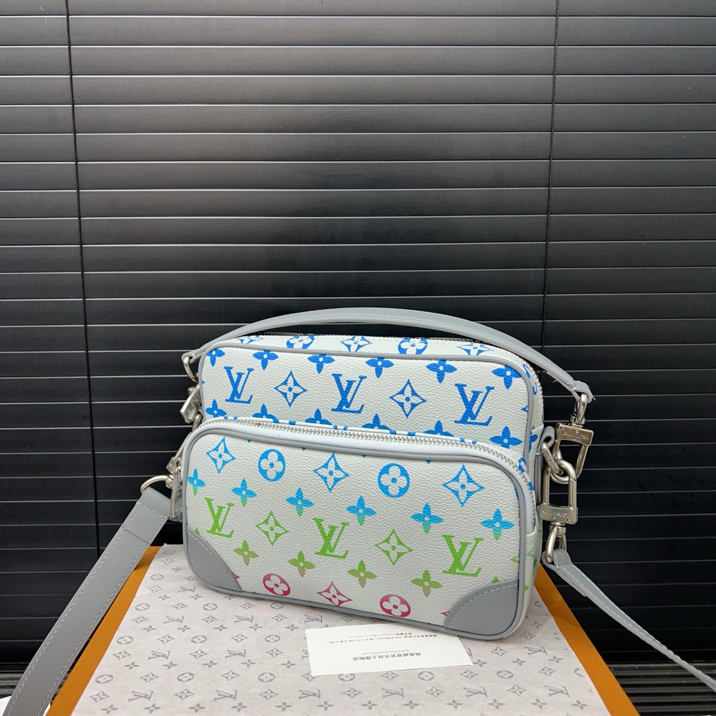 Louisvuitton off-white shoulder strap messenger bag