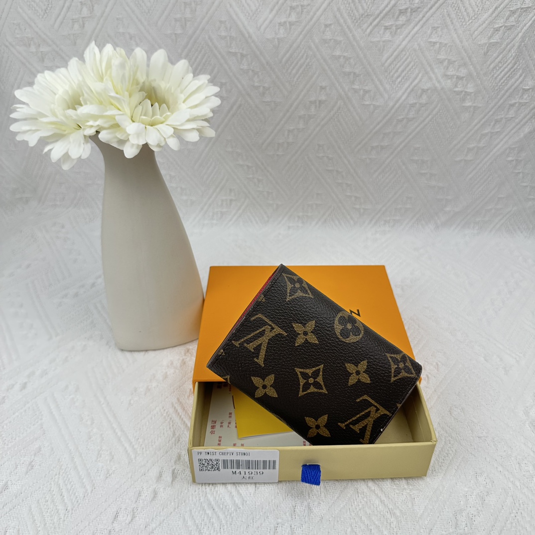 LV compact and practical coin purse
