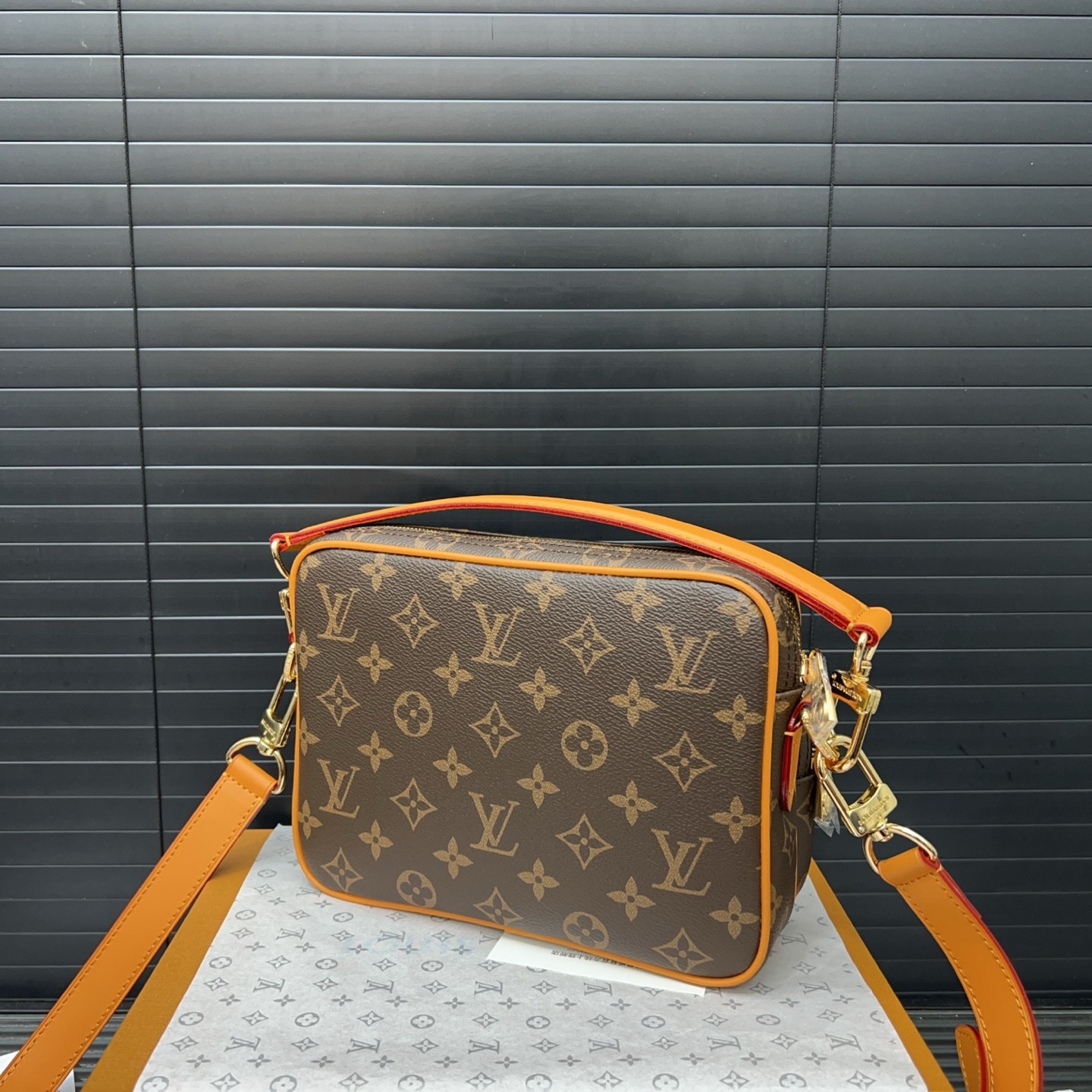 Louisvuitton classic versatile messenger bag