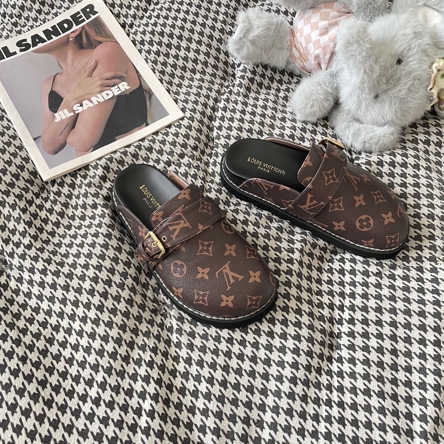 LV couple closed toe slippers