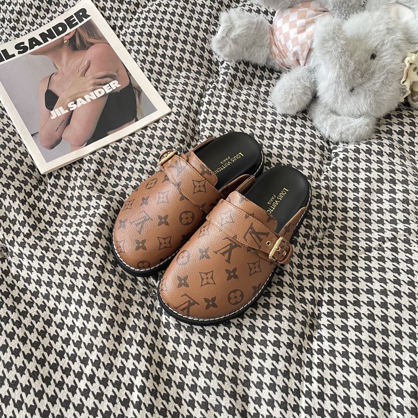 LV couple closed toe slippers