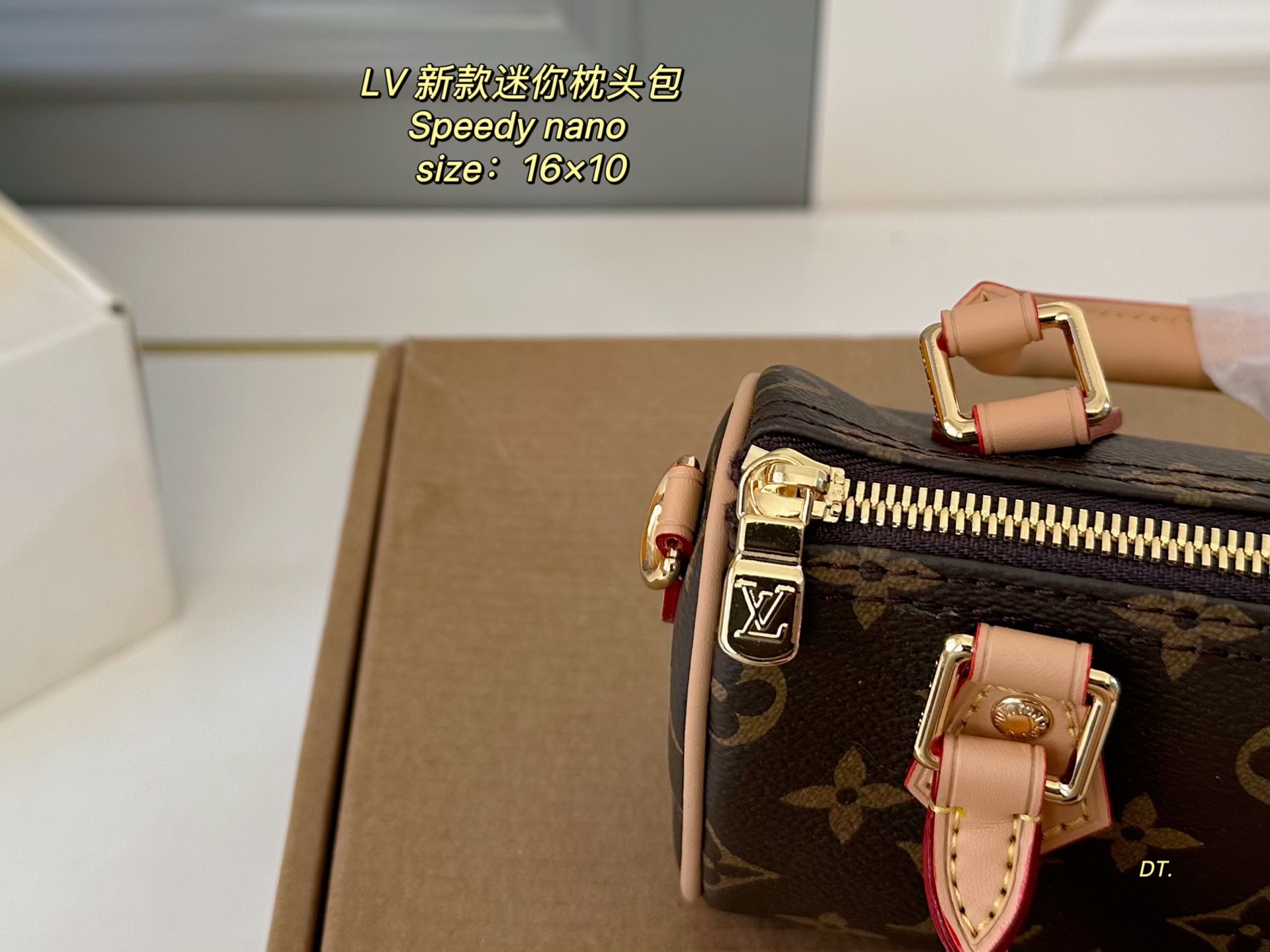 LV mini pillow bag exquisite Compact, lightweight, fashionable and versatile