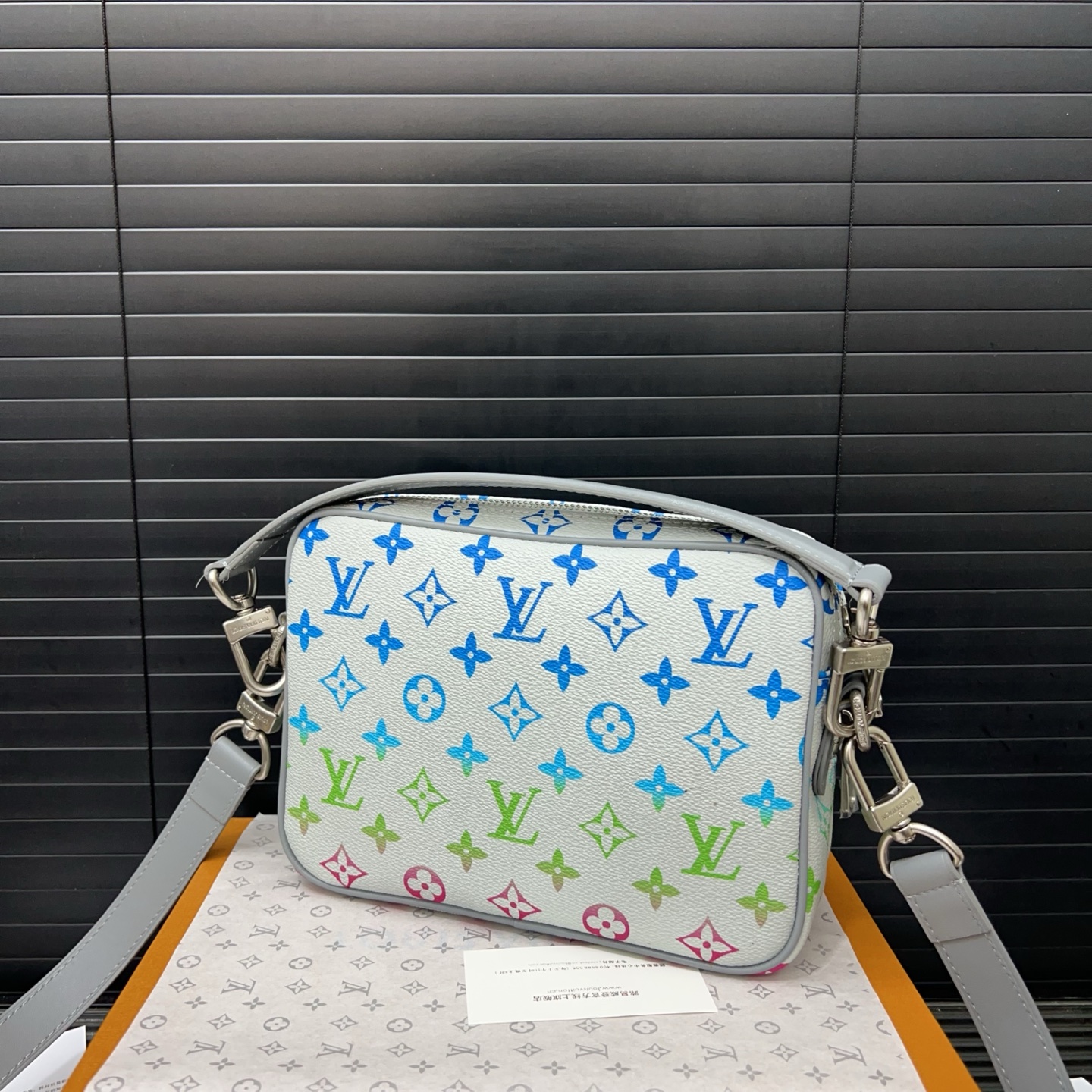 Louisvuitton off-white shoulder strap messenger bag