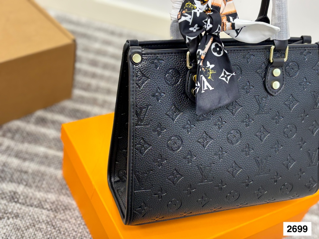 LV tote bag is simple and neat