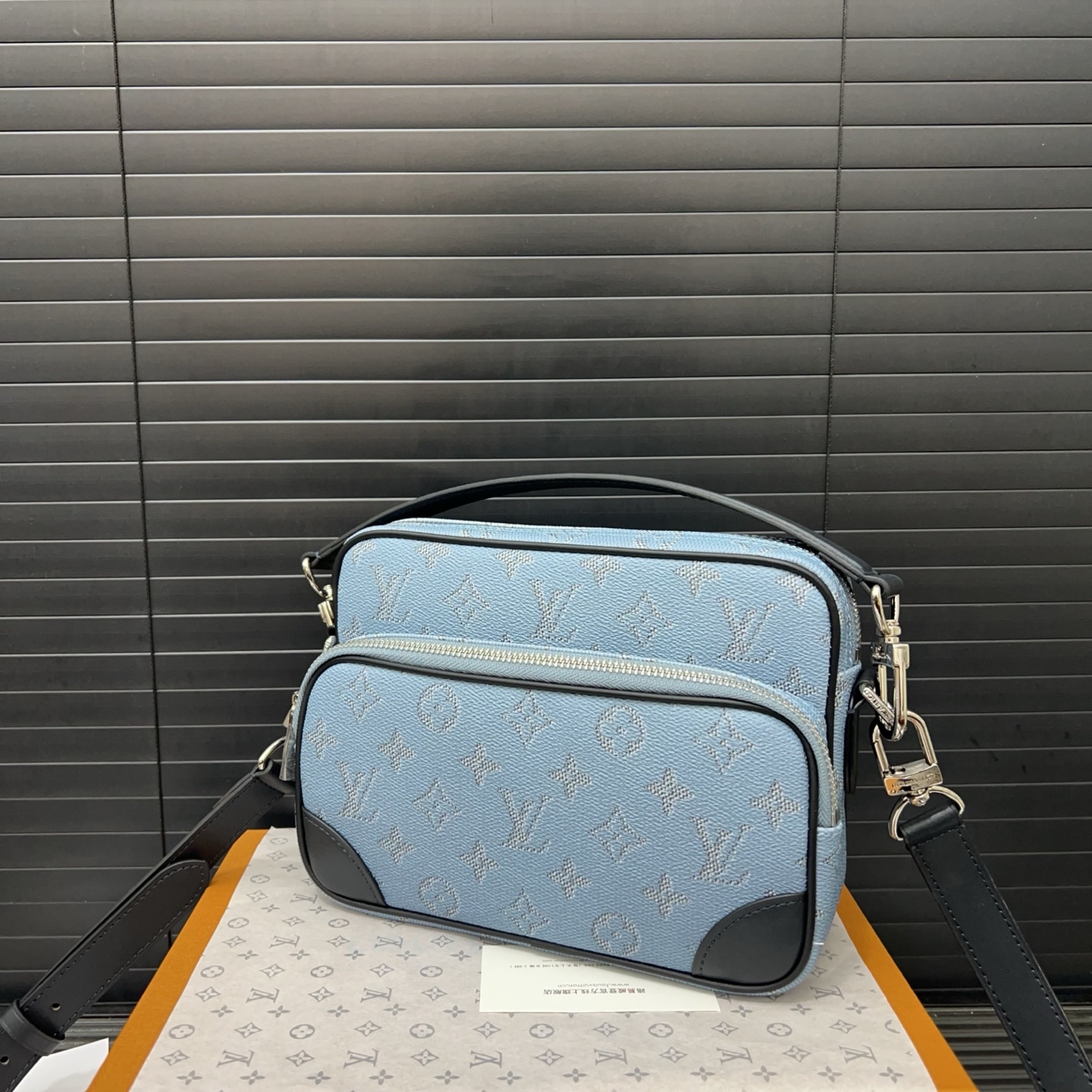 Louisvuitton classic versatile messenger bag