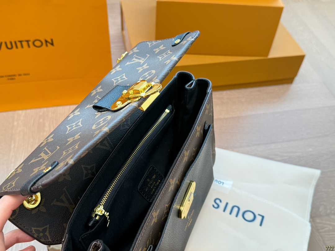 LV victoire series chain bag