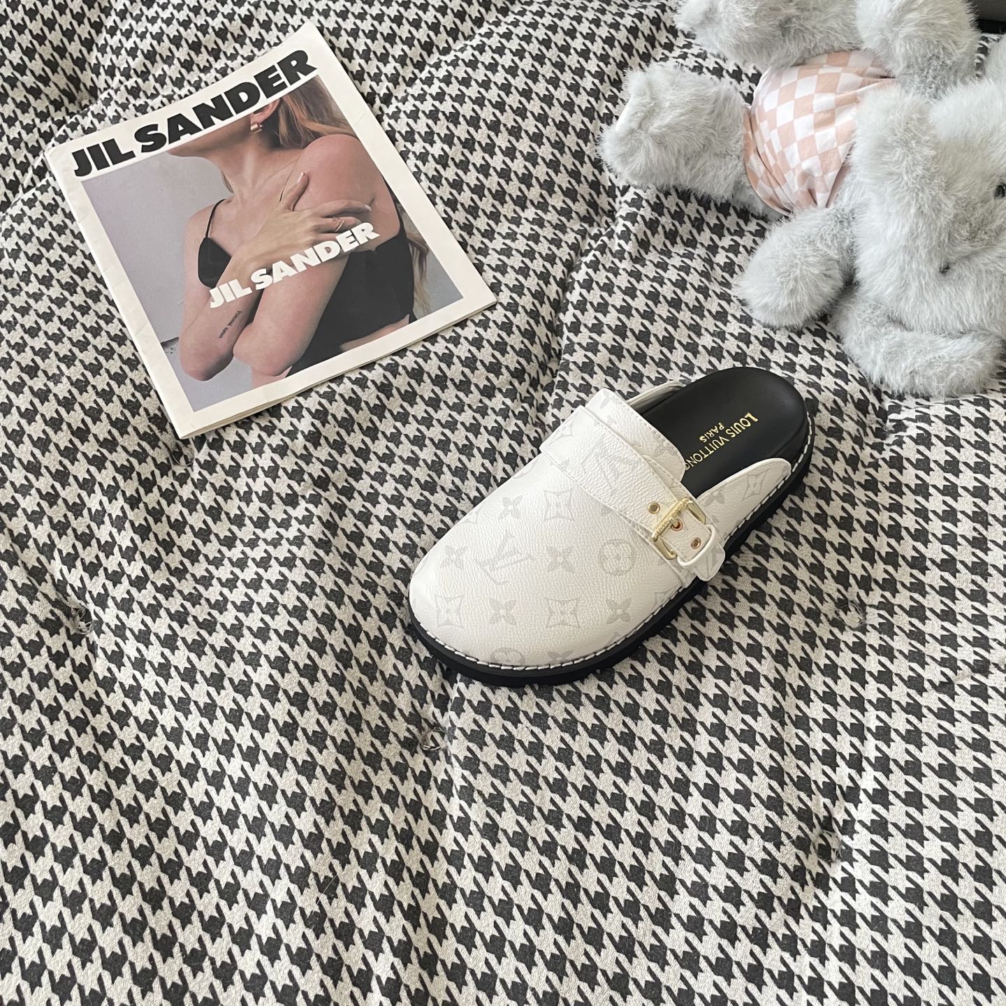 LV couple closed toe slippers