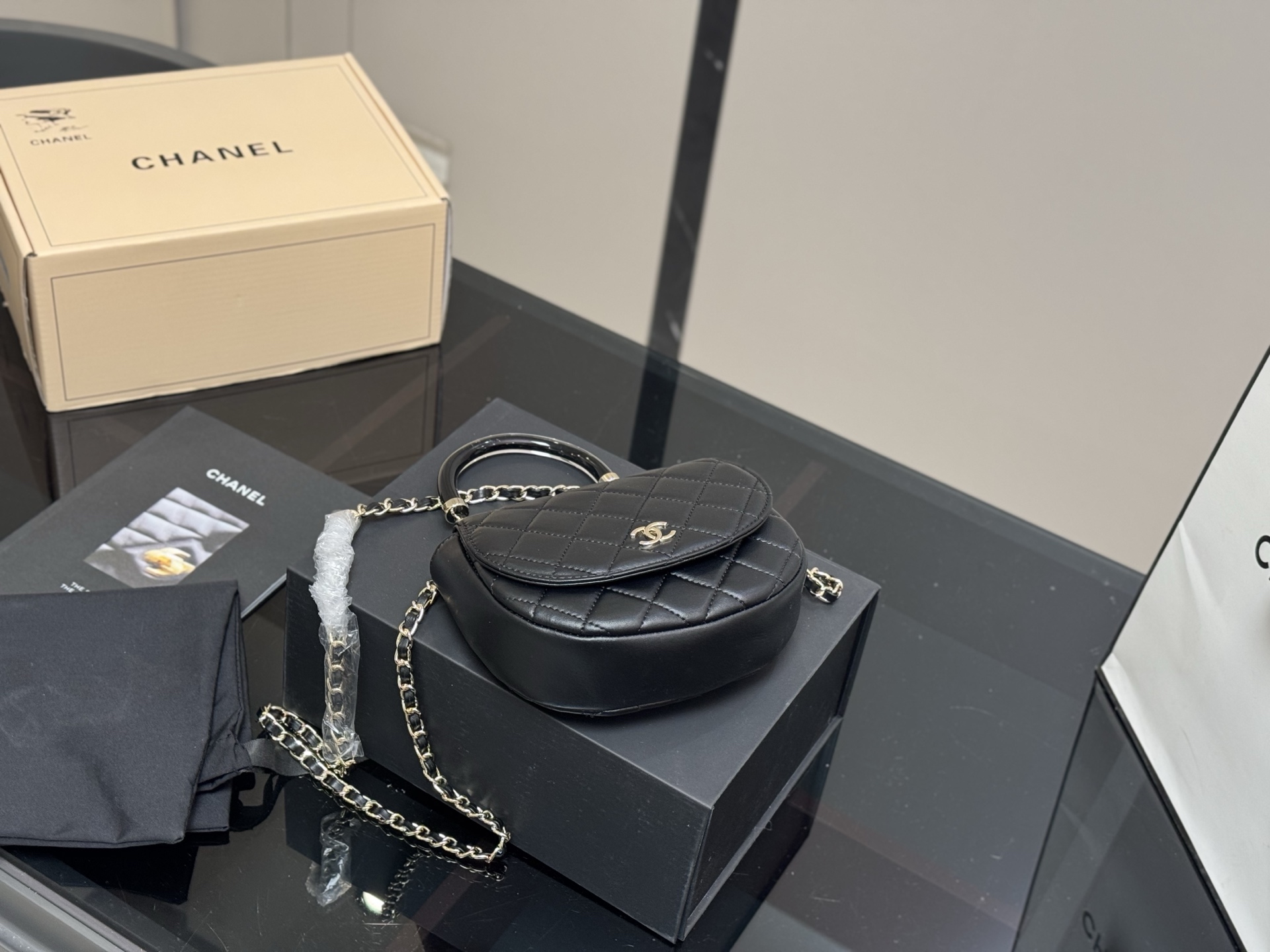 Chanel 25C acrylic handle handbag