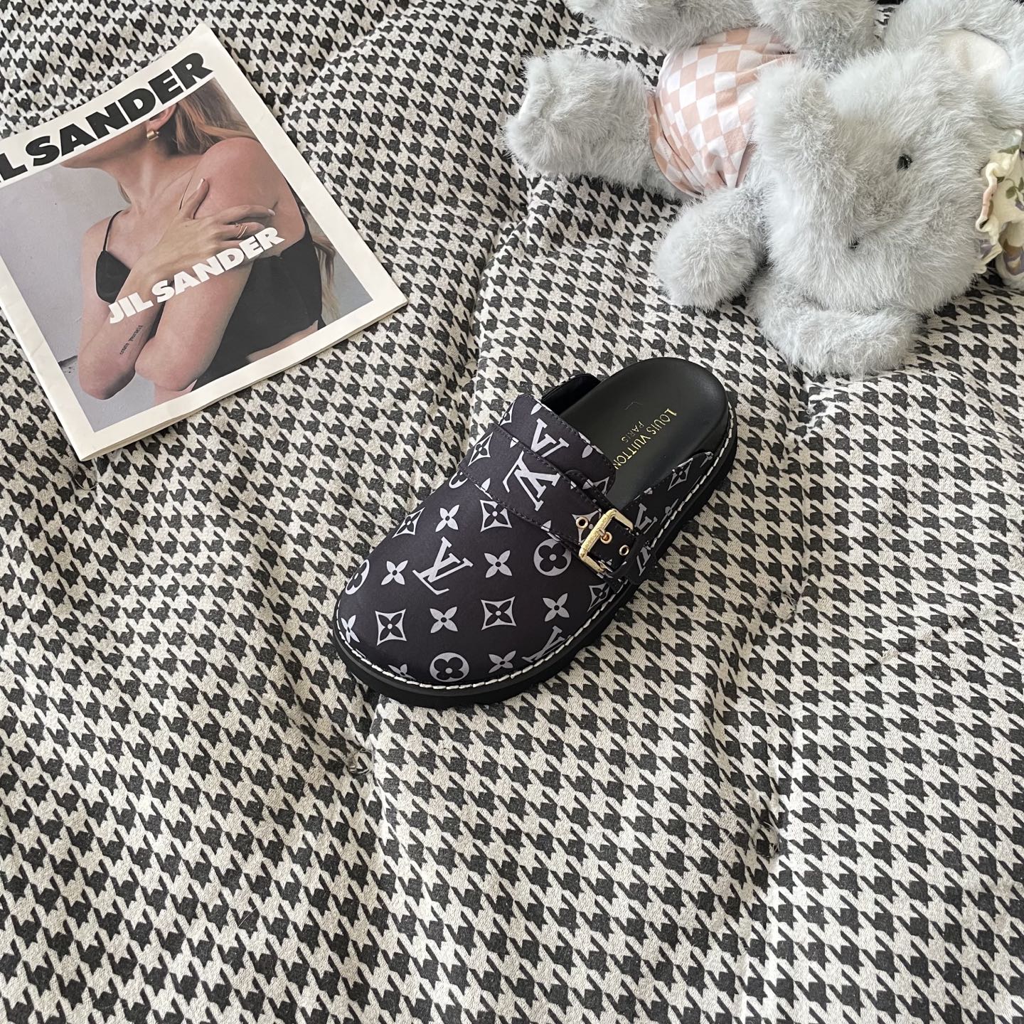 LV couple closed toe slippers