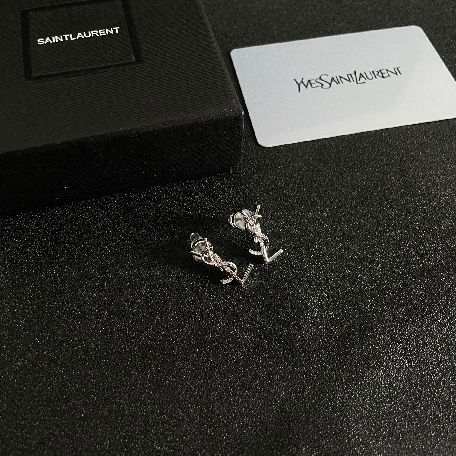 Yves Saint Laurent's new earrings are independent elegant intellectual retro classic and versatile