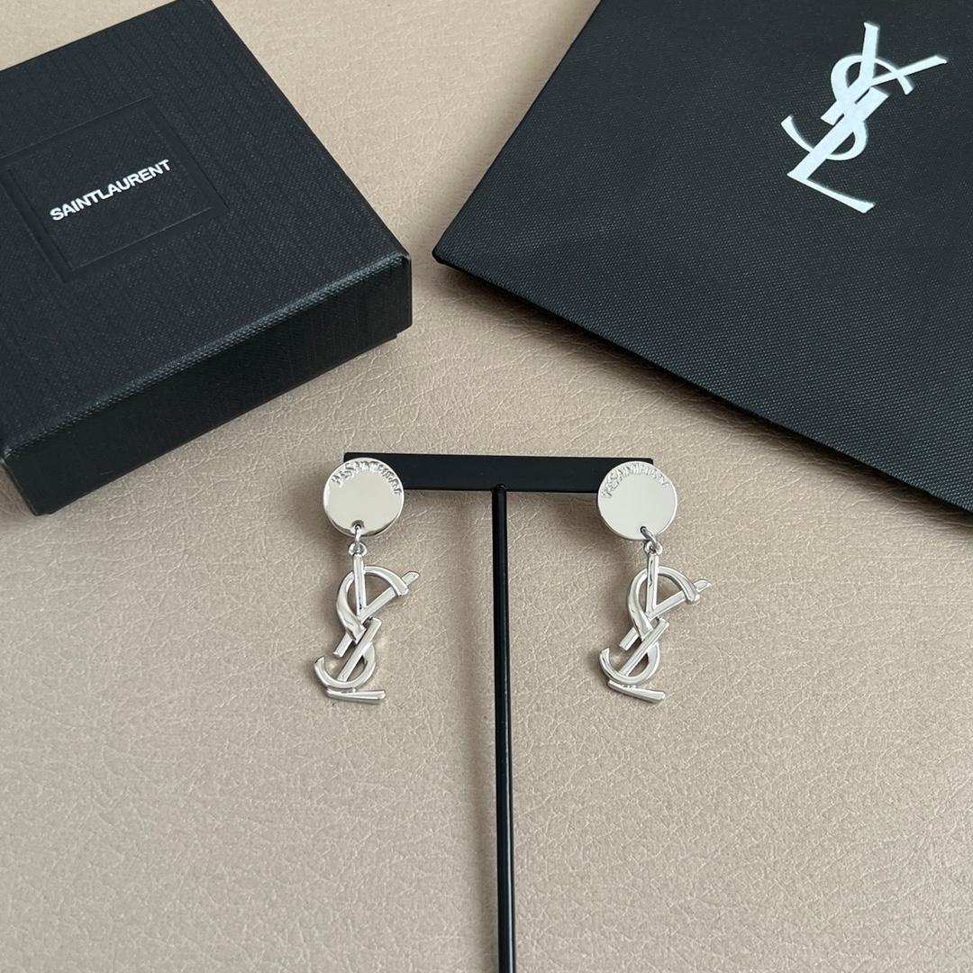 Metal letter light luxury high-end earrings European and American exaggerated fashion personality earrings socialite temperament big-name earrings for women