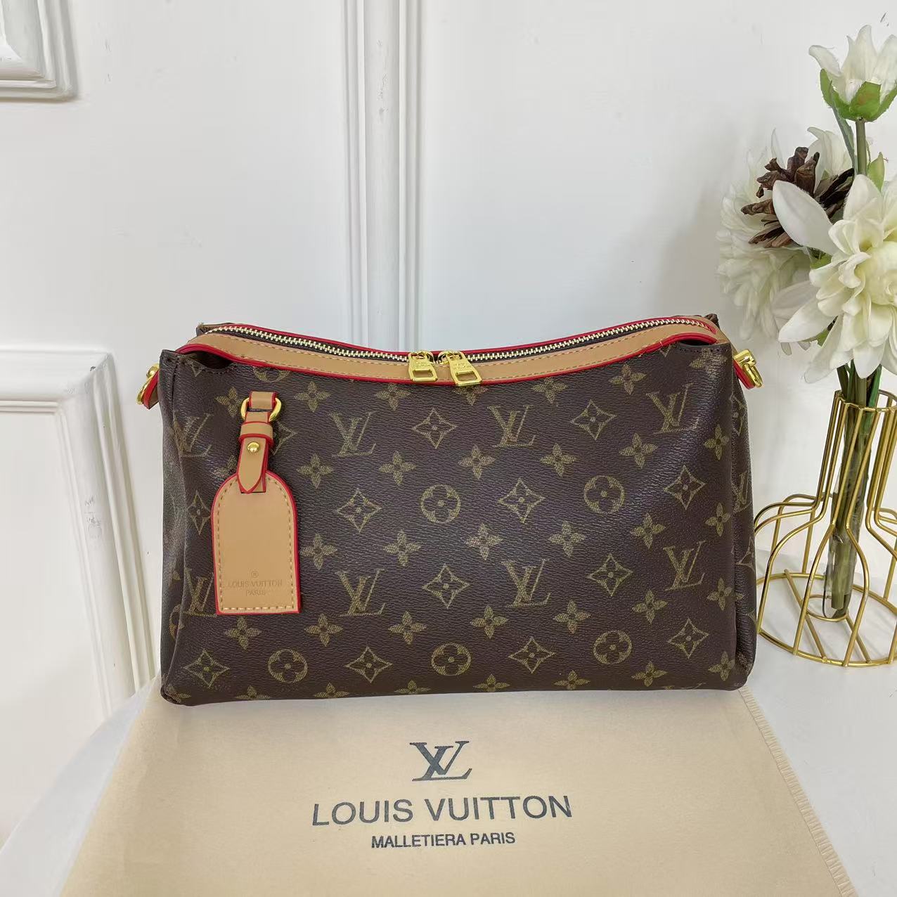 Louis Vuitton chain bag high-end French armpit bag simple retro