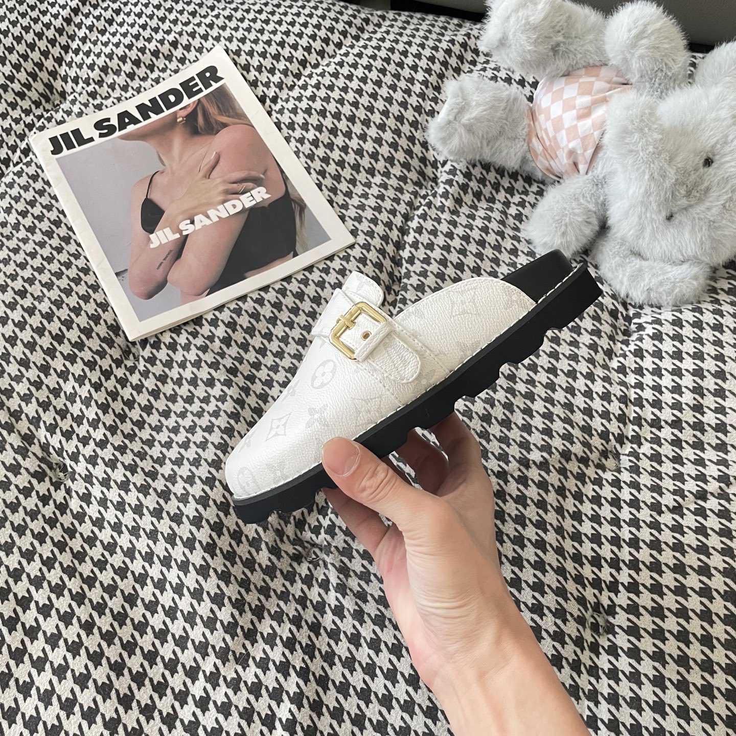 LV couple closed toe slippers