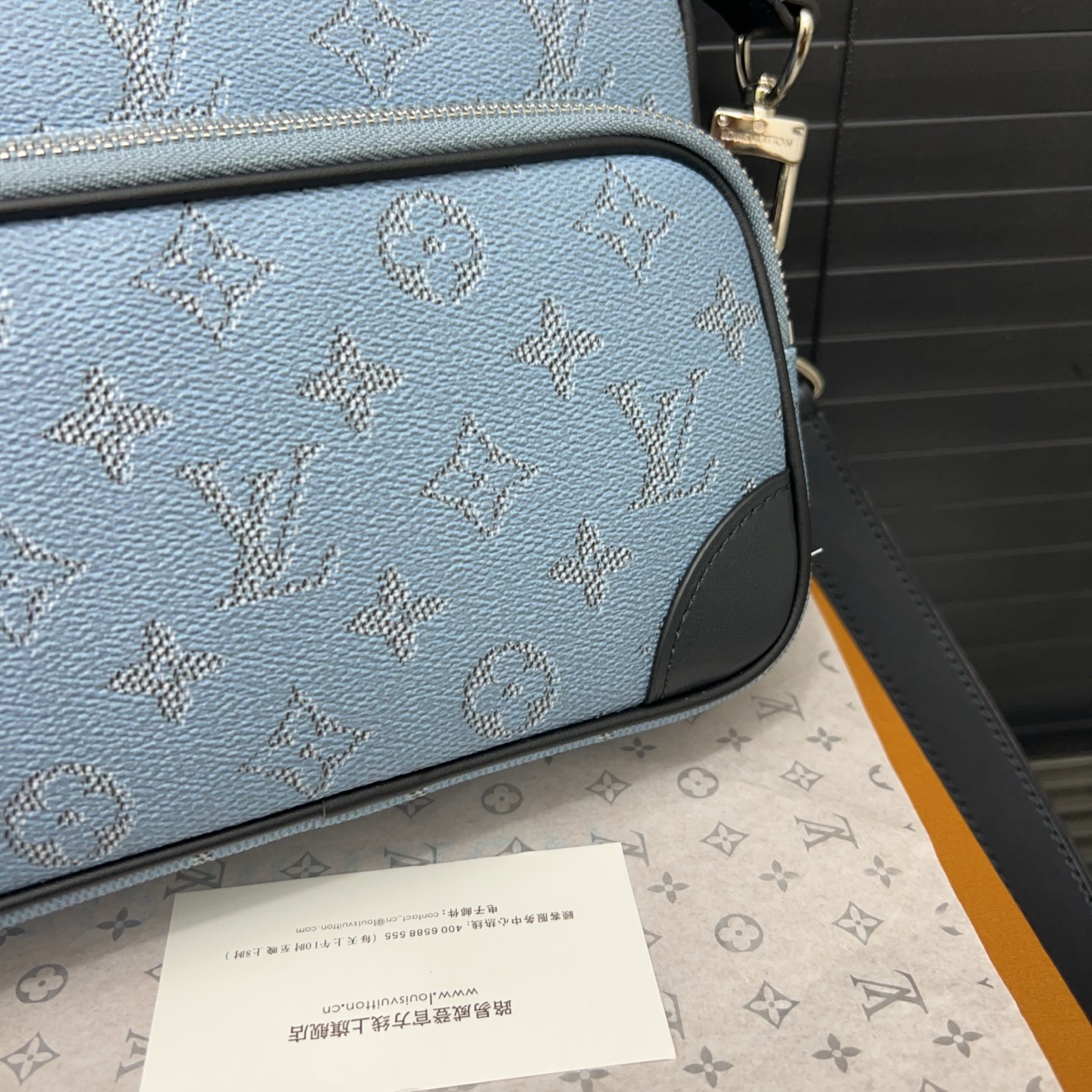 Louisvuitton classic versatile messenger bag