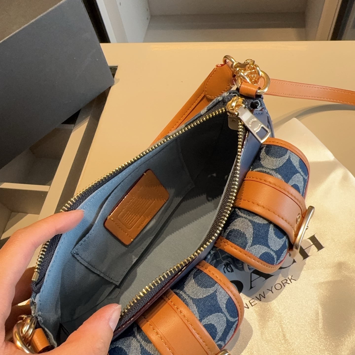 COACH Ashton baguete underarm bag