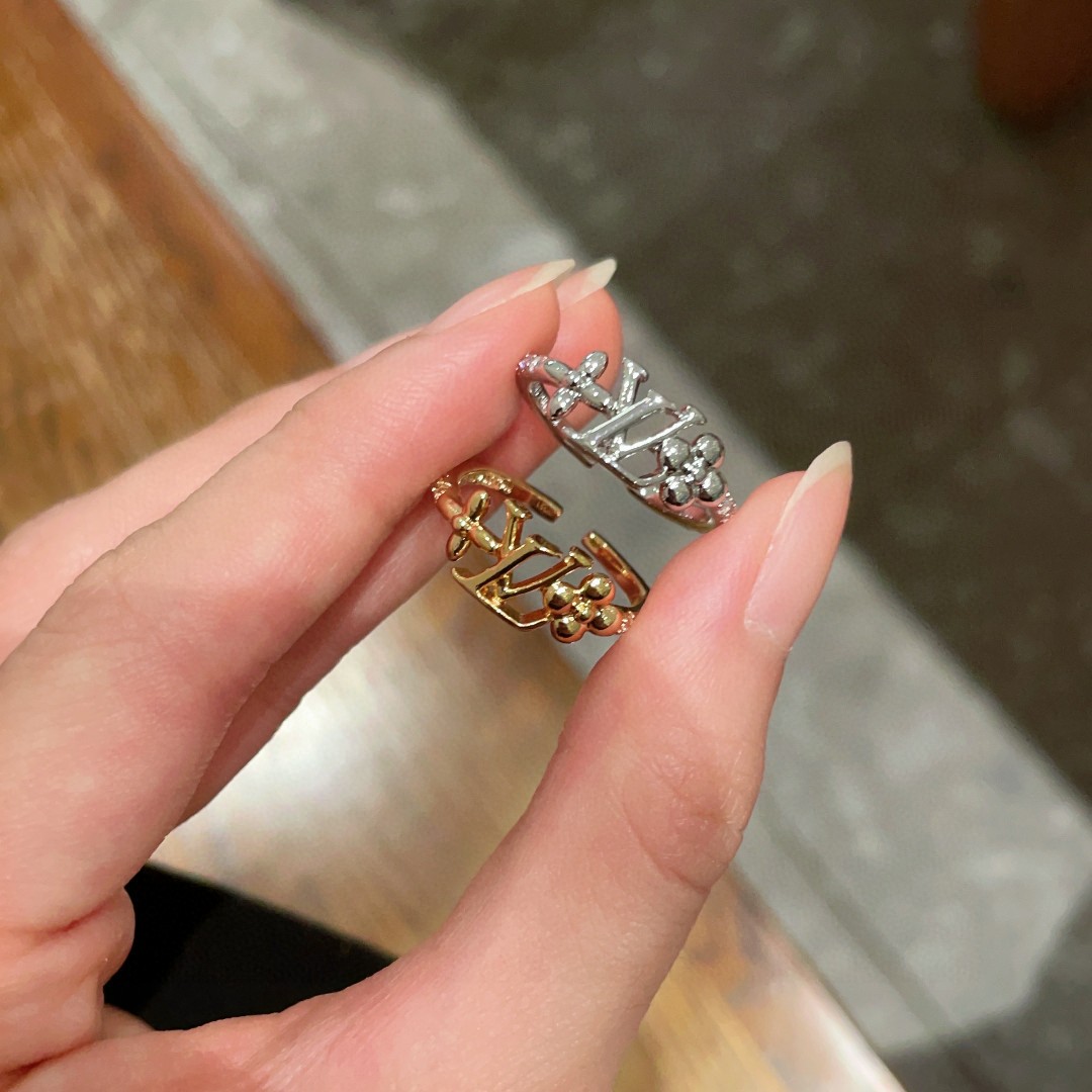 The new Louis Vuitton presbyopia letter ring is exquisite and sparkling