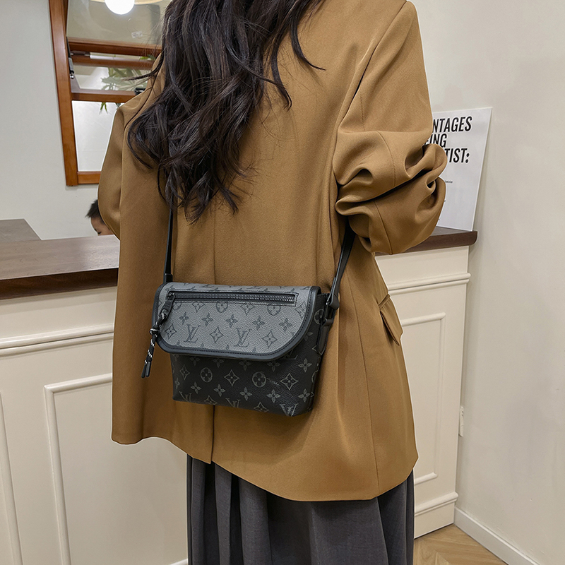 Louis Vuitton flip bag new retro small square bag women's versatile handbag single shoulder men's crossbody bag