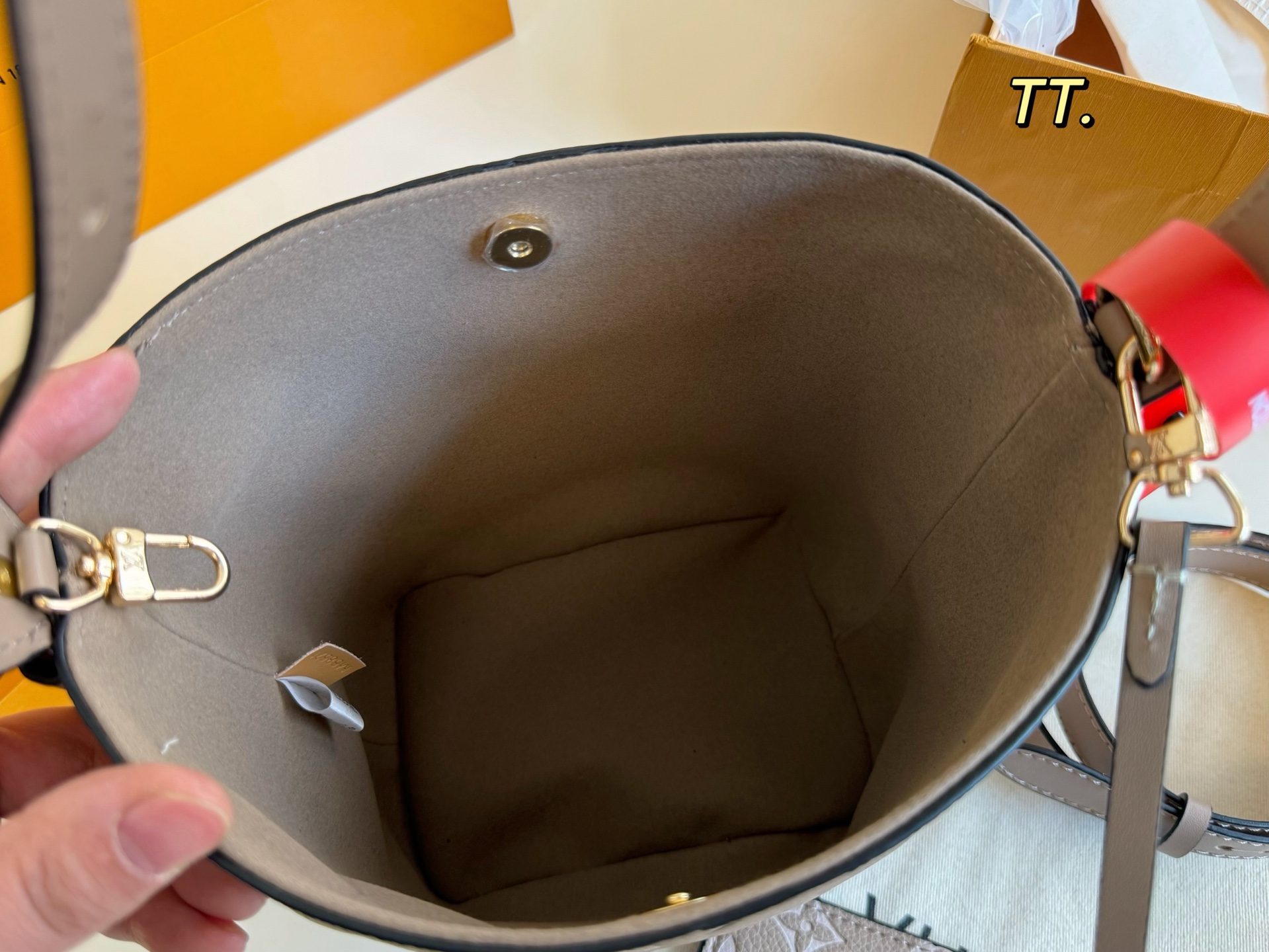 Louis Vuitton's new embossed 25Allinbb presbyopic bucket bag