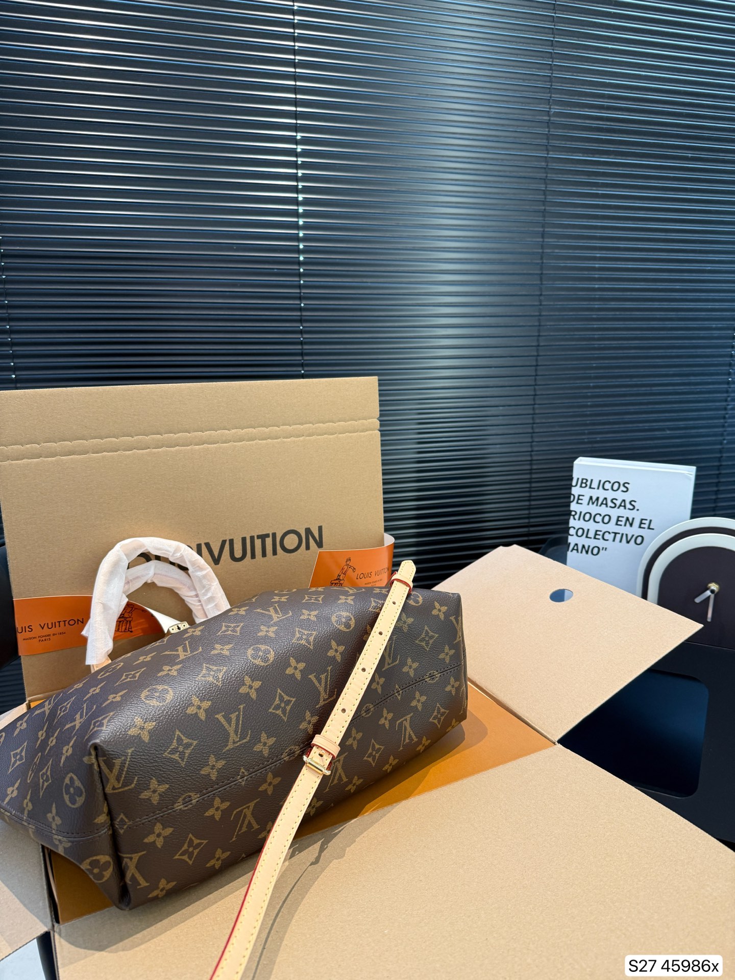 LV high-end dumpling bag