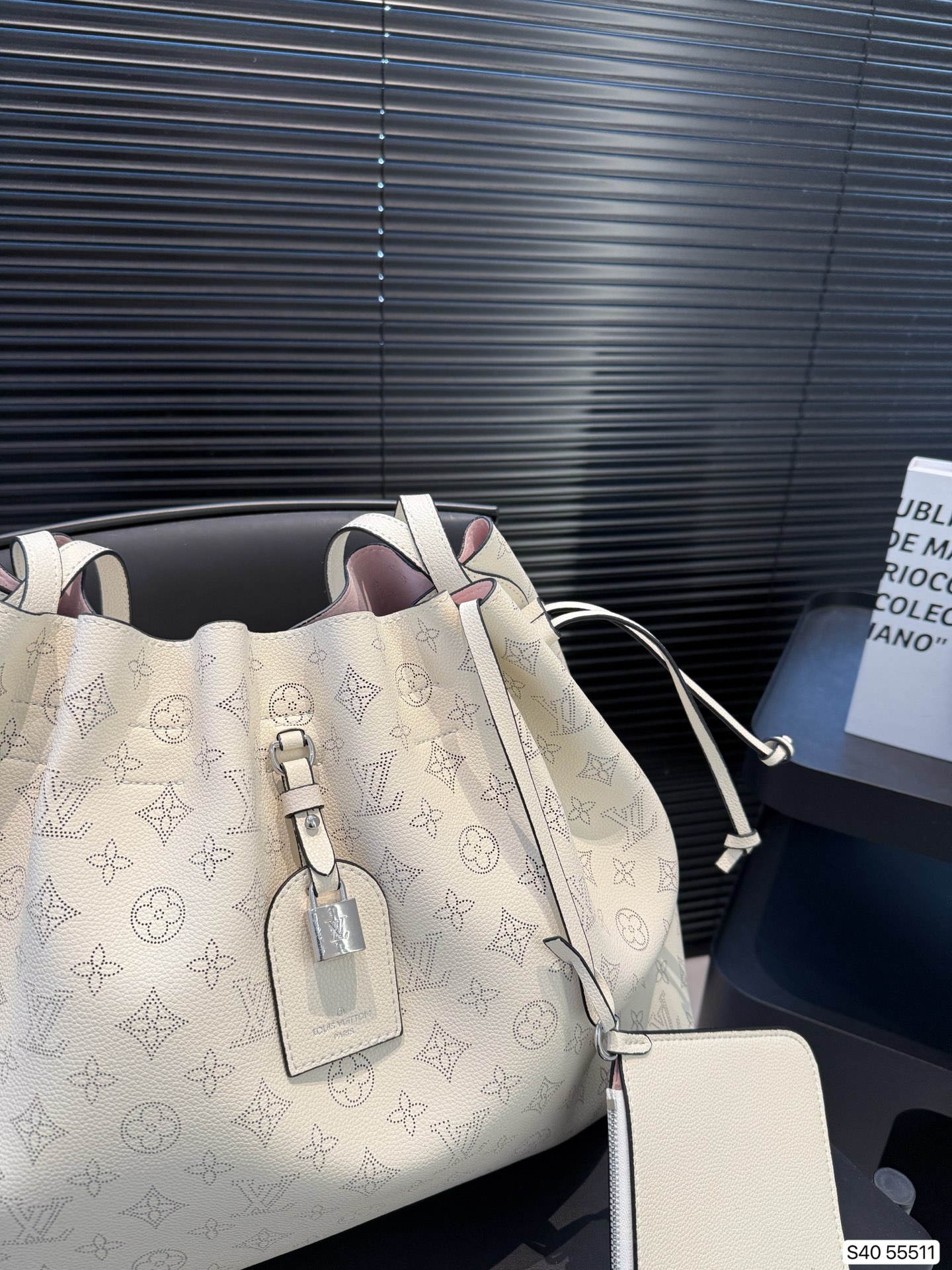 LV simple and stylish tote bag