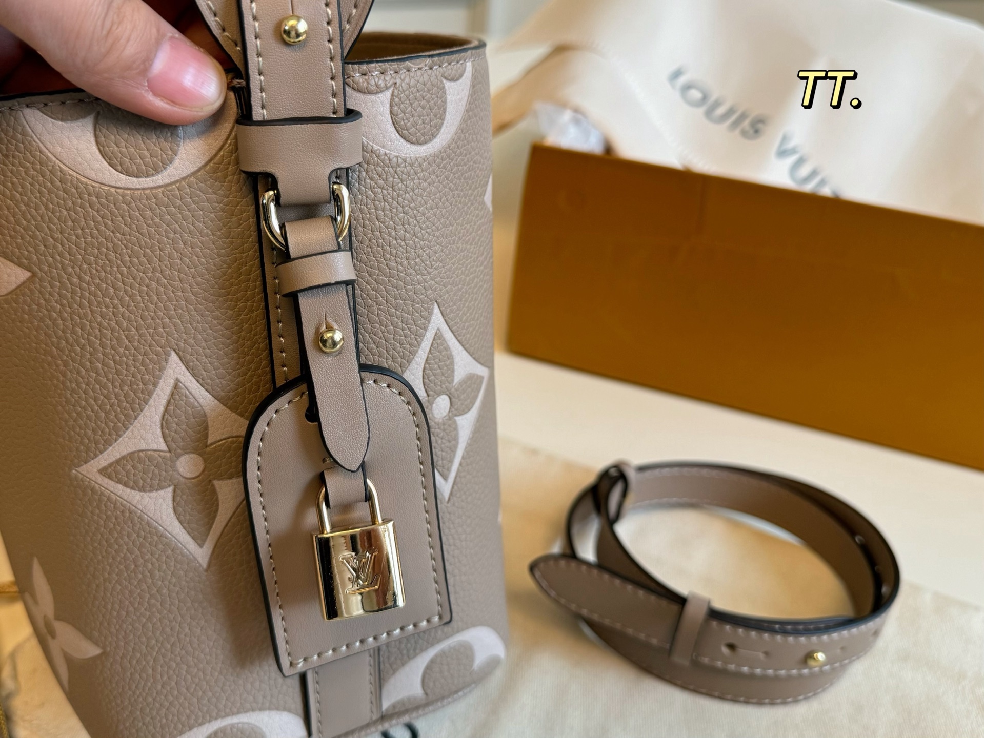 Louis Vuitton's new embossed 25Allinbb presbyopic bucket bag