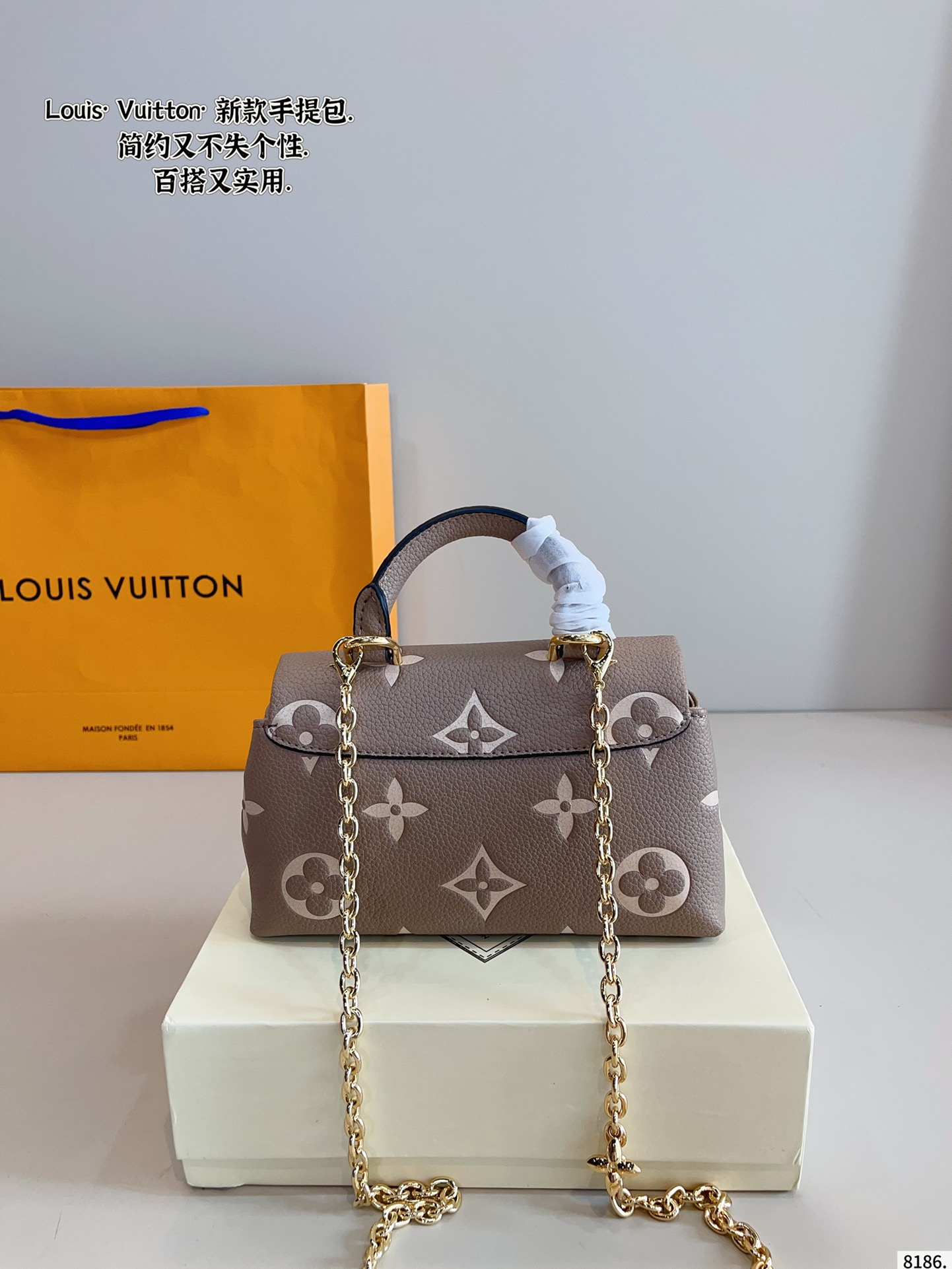 LV messenger bag exquisite and fashionable