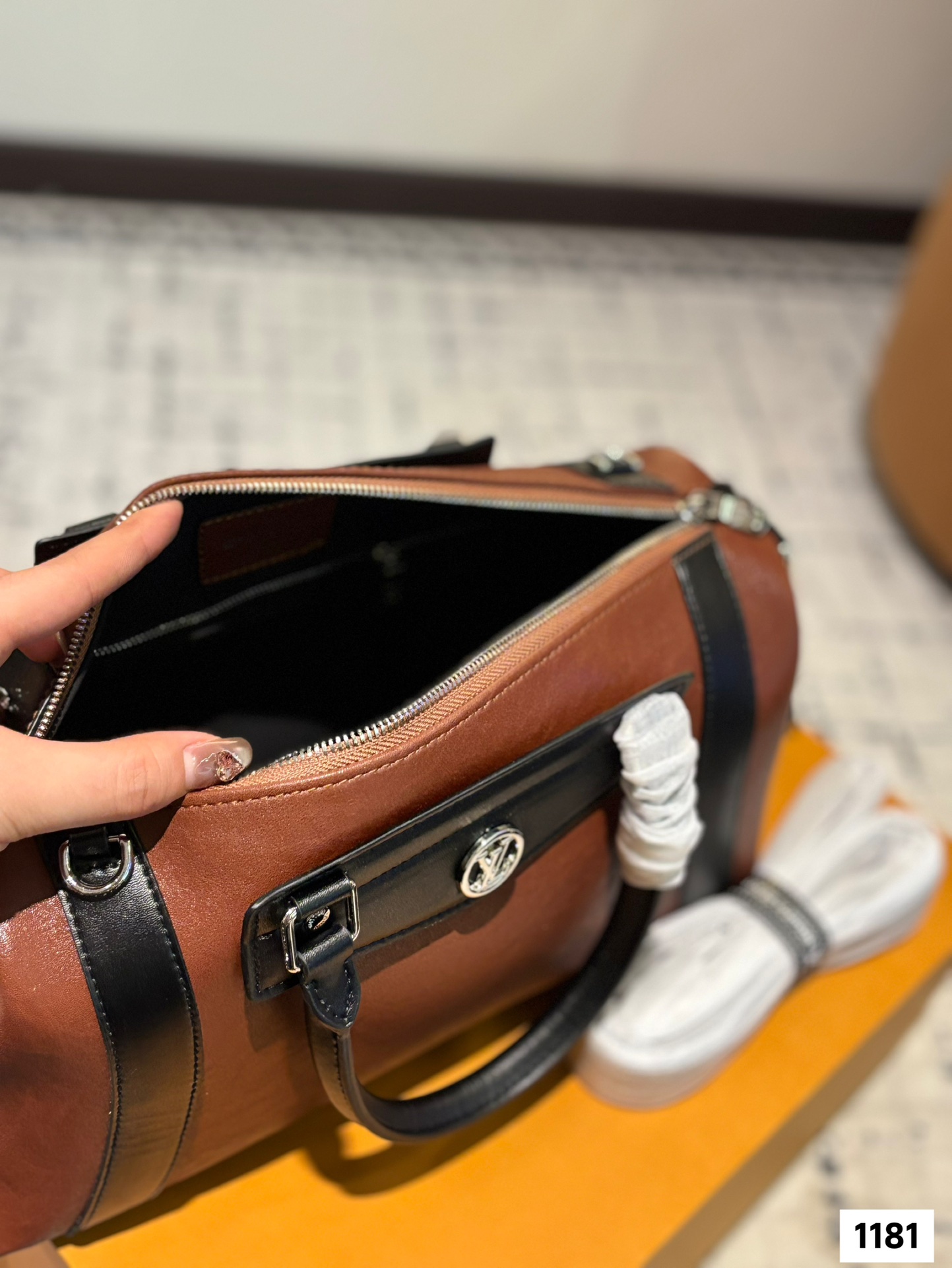 LV new handbags are simple and stylish